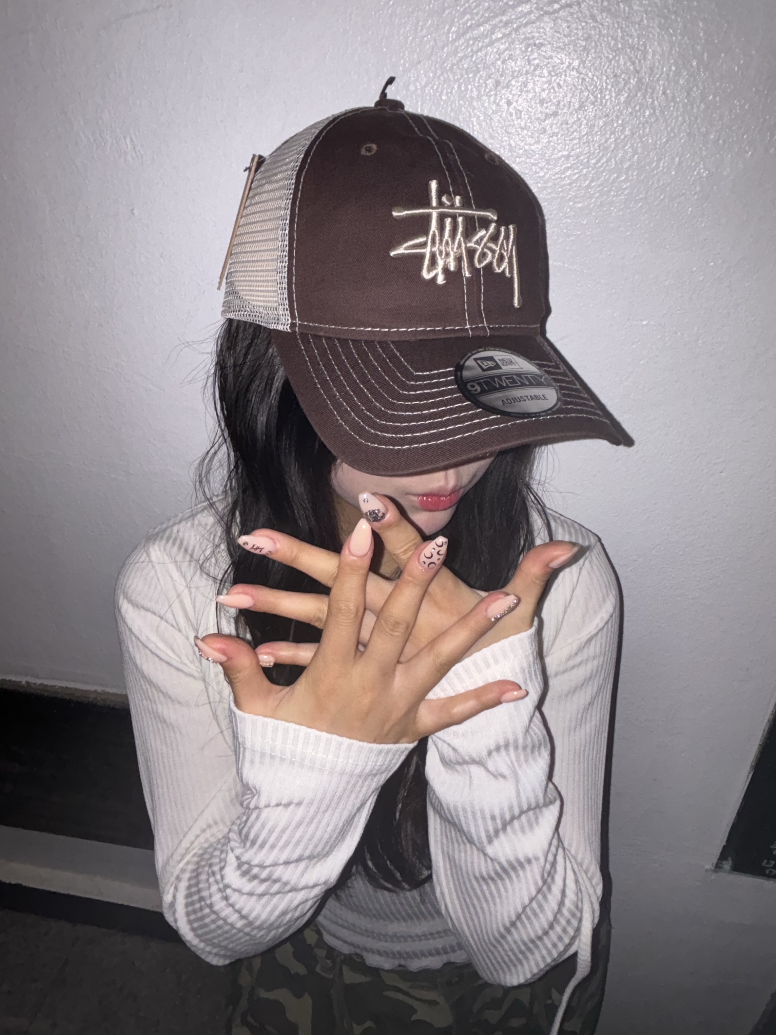 Stussy New Era 9twenty Basic Trucker Brown 착용 스타일