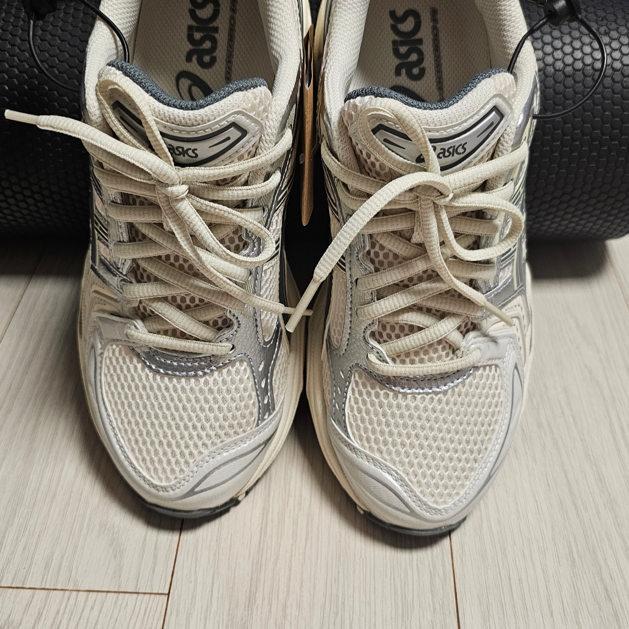 Asics Gel-Kayano 14 Birch Dark Pewter 착용 스타일 - 1
