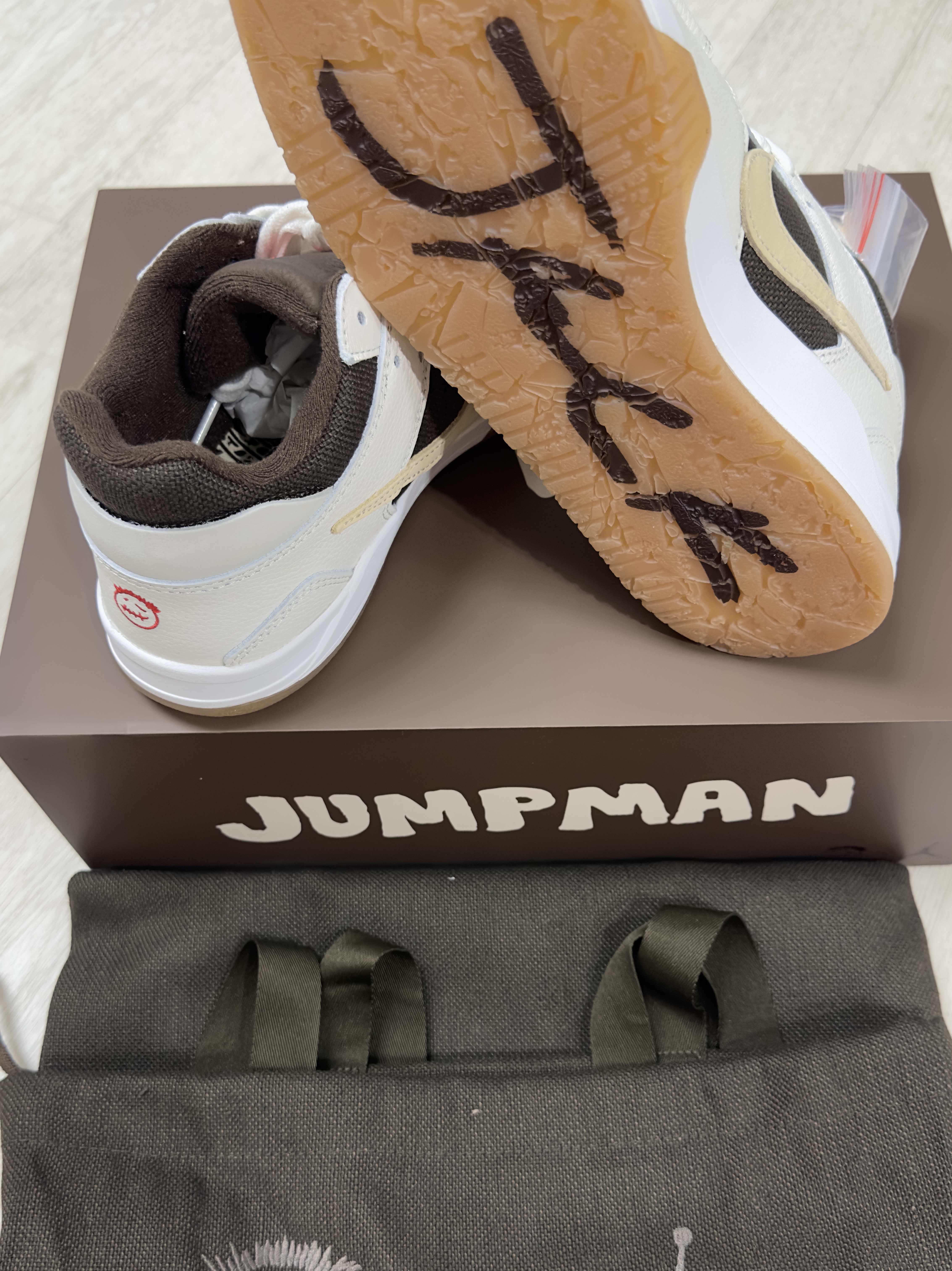 Jordan x Travis Scott Jumpman Jack TR Sail and Dark Mocha 착용 스타일 - 4