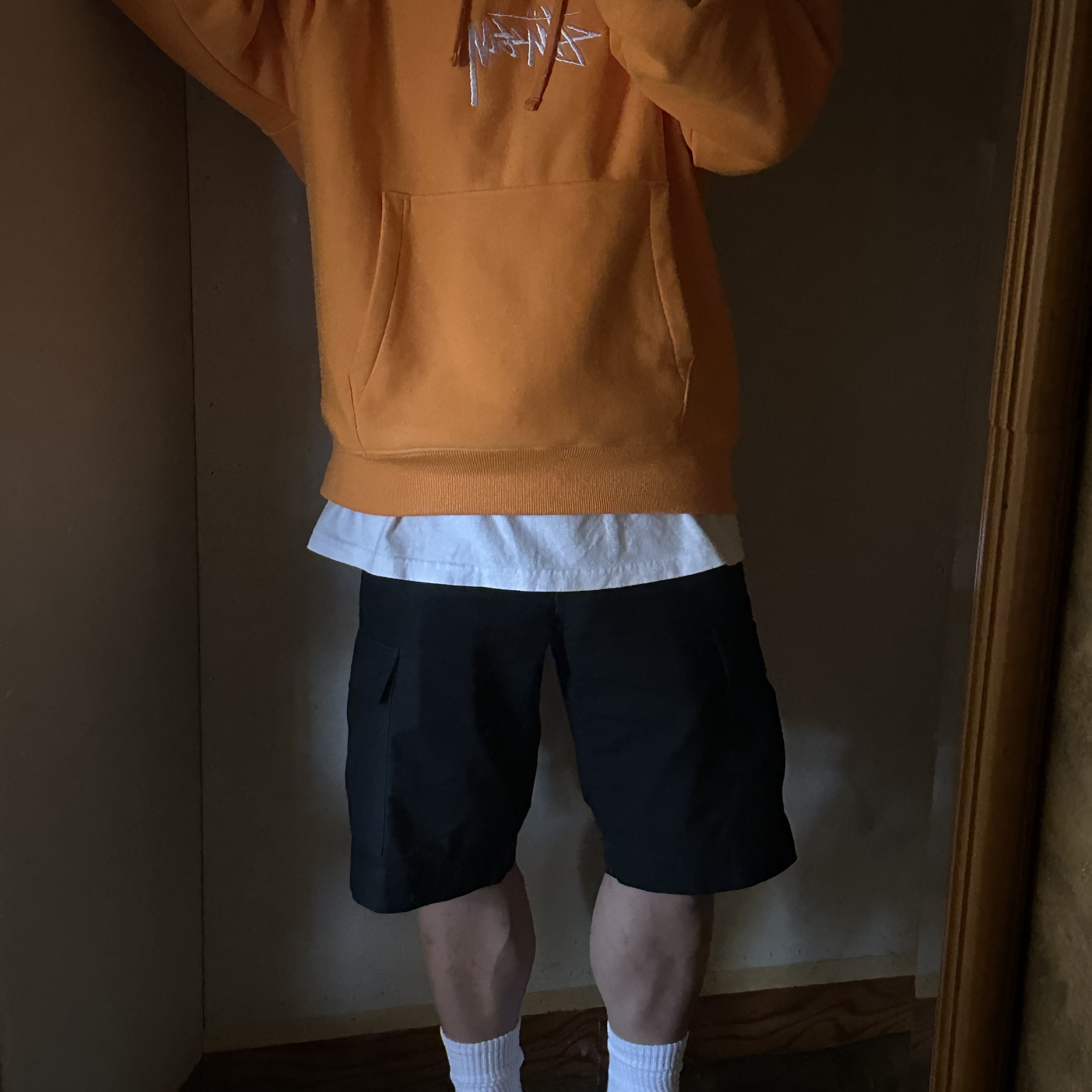 Stussy Stock Logo Applique Hoodie Tangerine 착용 스타일