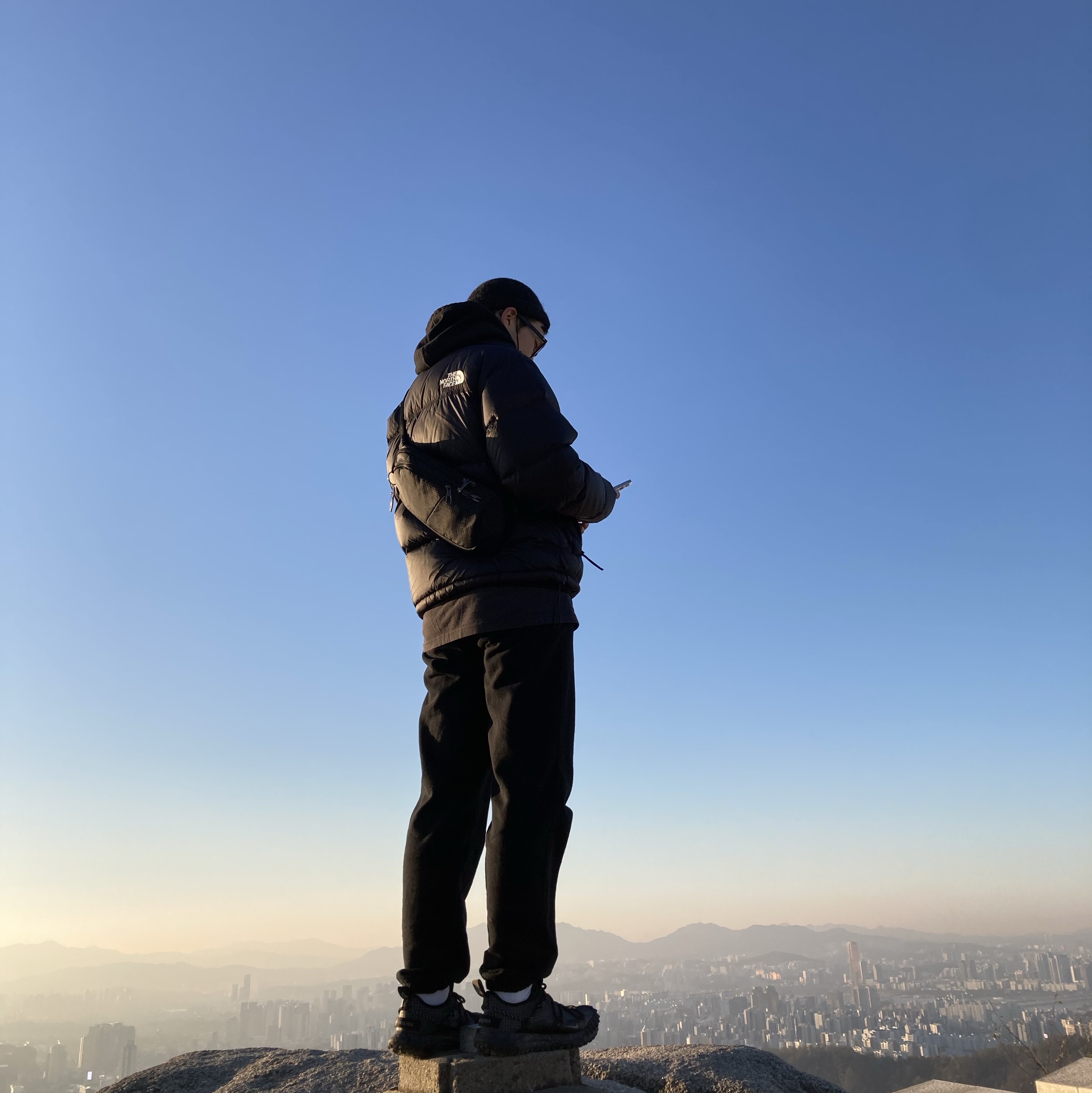 Nike ACG Mountain Fly Low Gore-Tex SE Dark Smoke Grey, The North Face 1996 Eco Nuptse Jacket Black 착용 스타일