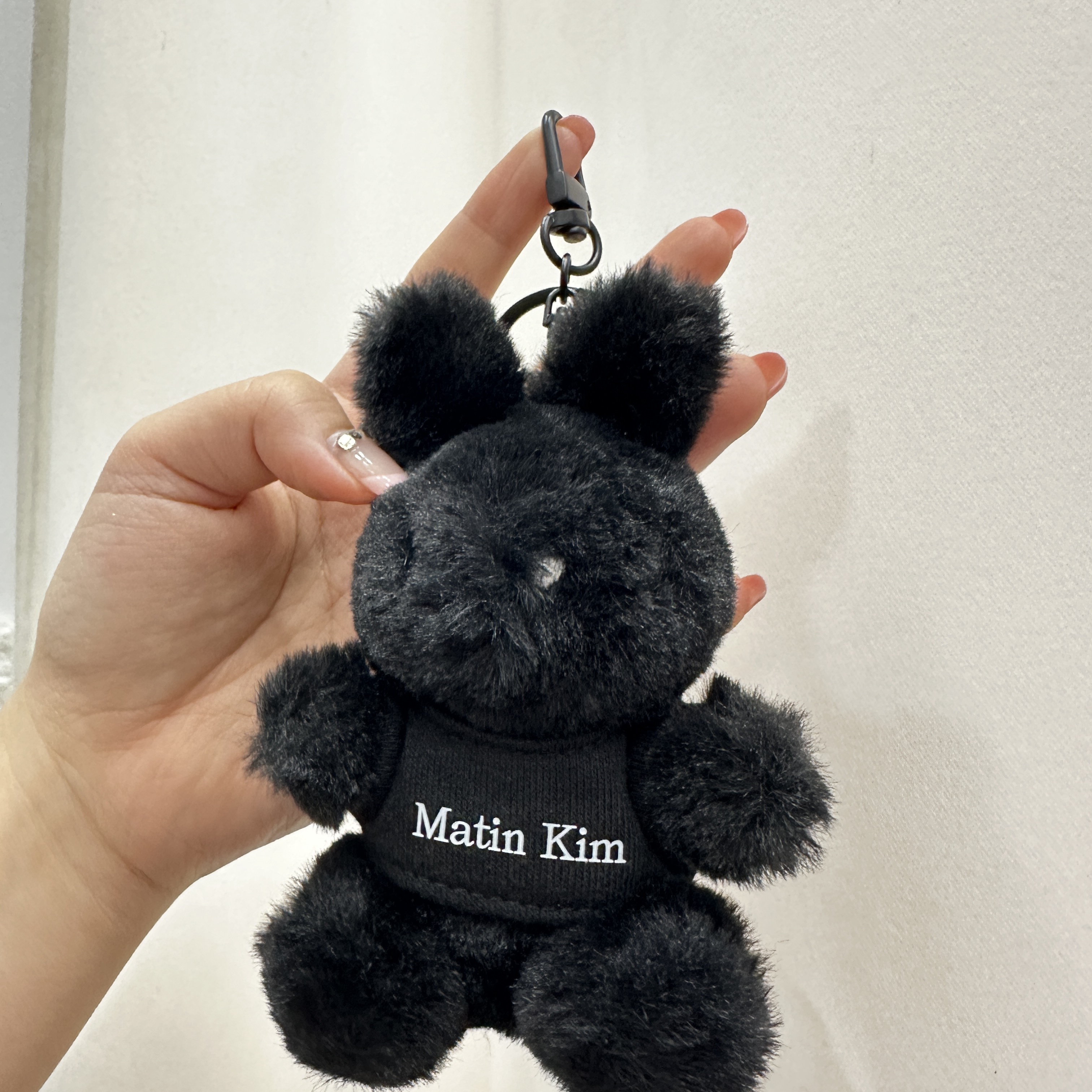Matin Kim Black Bunny Toy Keyring Black, Adidas Puffy Satin Mini Shoulder Bag Silver Metallic 착용 스타일 - 3
