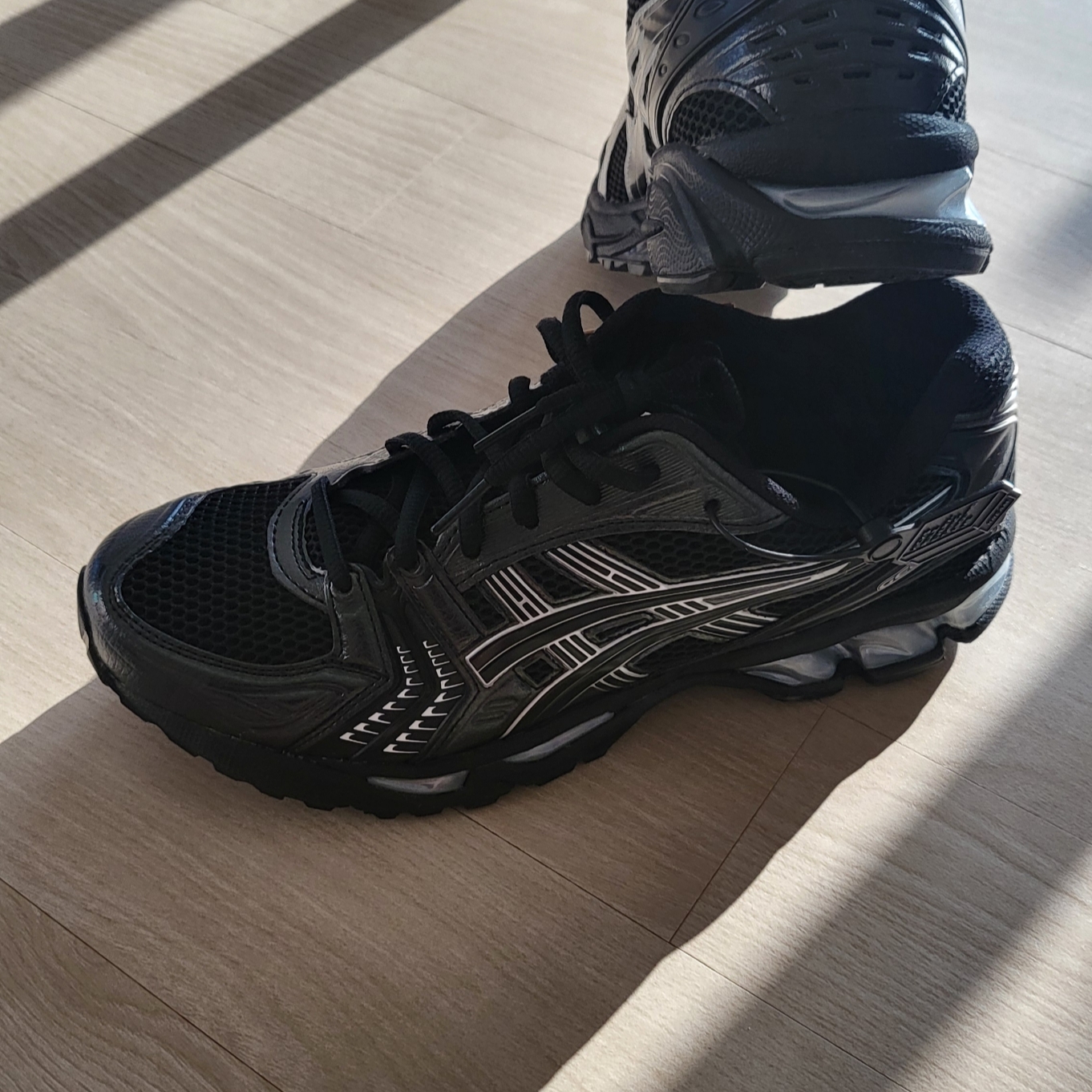 Asics Gel-Kayano 14 Black Pure Silver 착용 스타일