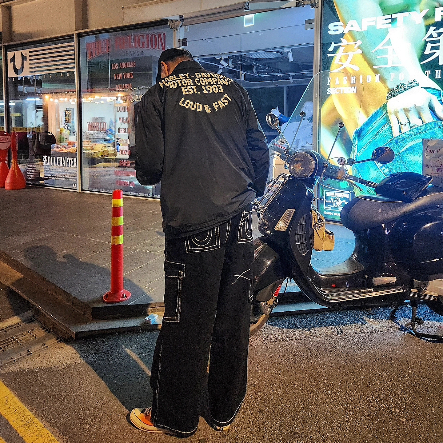 True Religion Classic Cargo Pants Mk-1 Black, Converse Chuck 70 Ox Archive Print Flames Black 착용 스타일