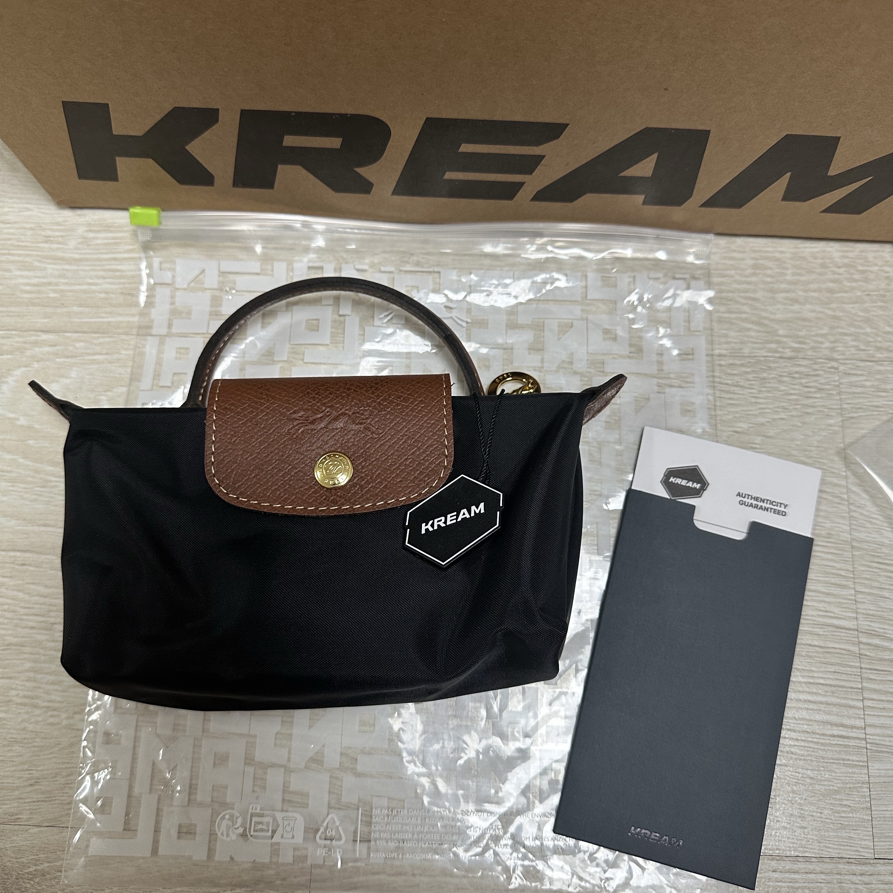 Longchamp Le Pliage Original Handle Pouch Black 착용 스타일