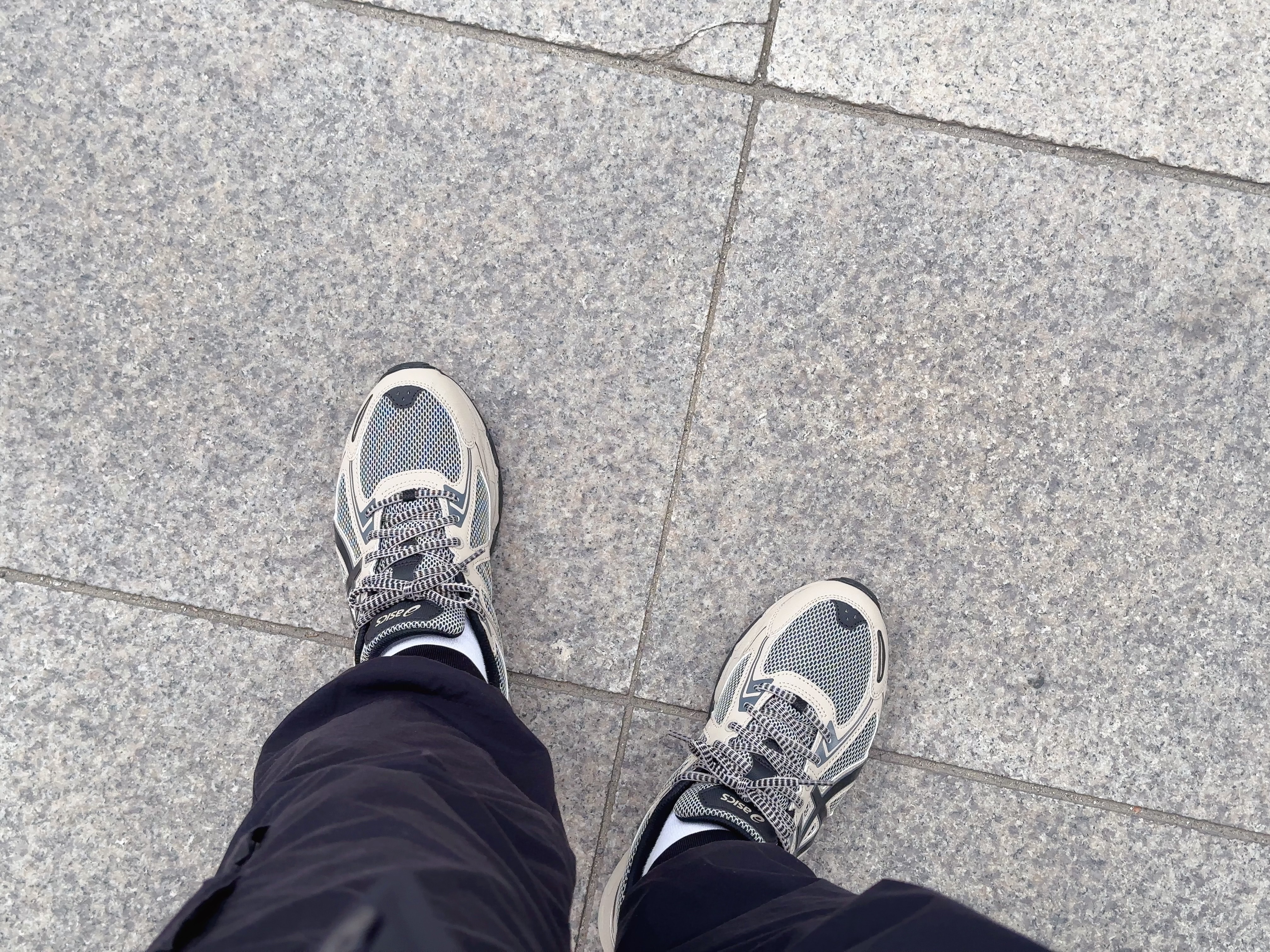 Asics Gel-Venture 6 Feather Grey Black 착용 스타일 - 1