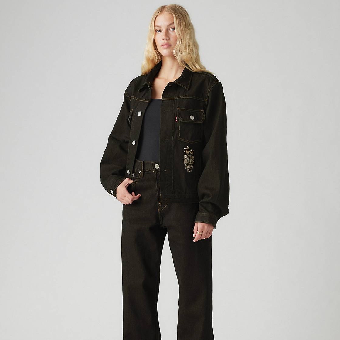 Stussy x Levi's Crispy Rinse Trucker Jacket Black 착용 스타일