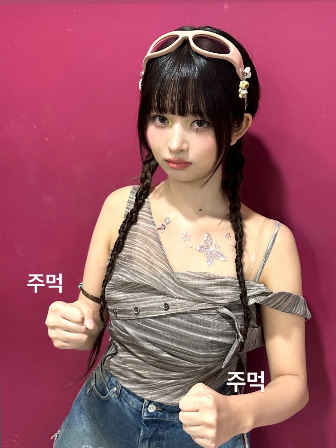 Gentle Monster x Jennie Jentle Salon Cooing, Gentle Monster x Jennie Jentle Salon Cheveux De Nini P7 Pink Pink 착용 스타일 - 1