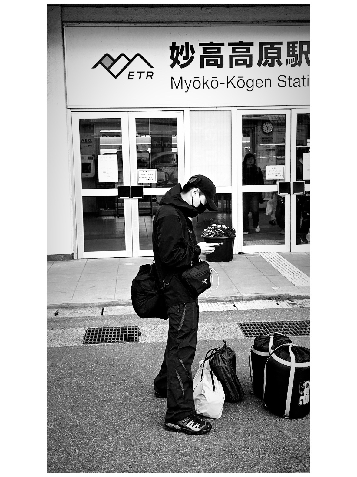 Arc'teryx Beta LT Jacket Black 착용 스타일