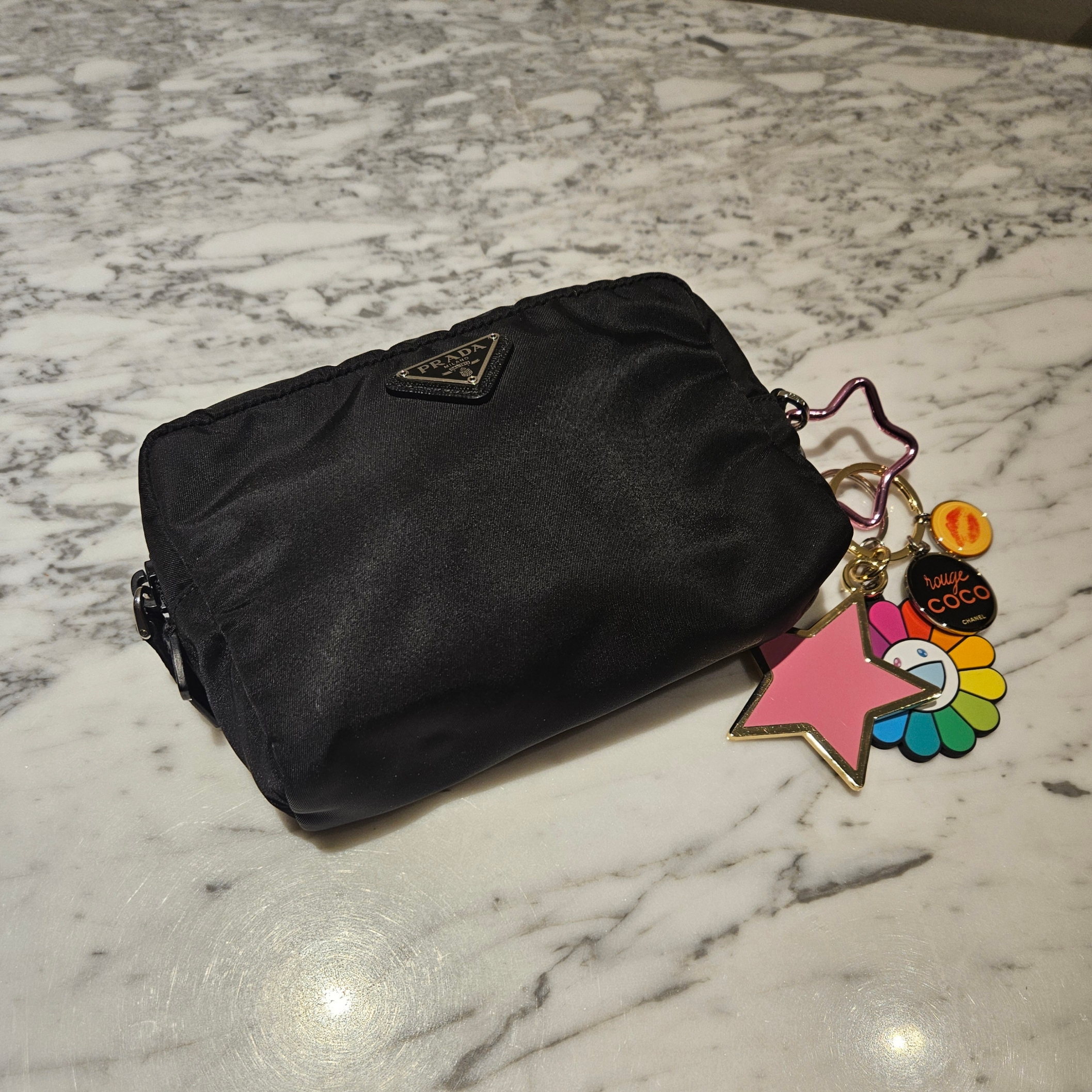 Kaikai Kiki Flower Rubber Keyring Rainbow White 착용 스타일