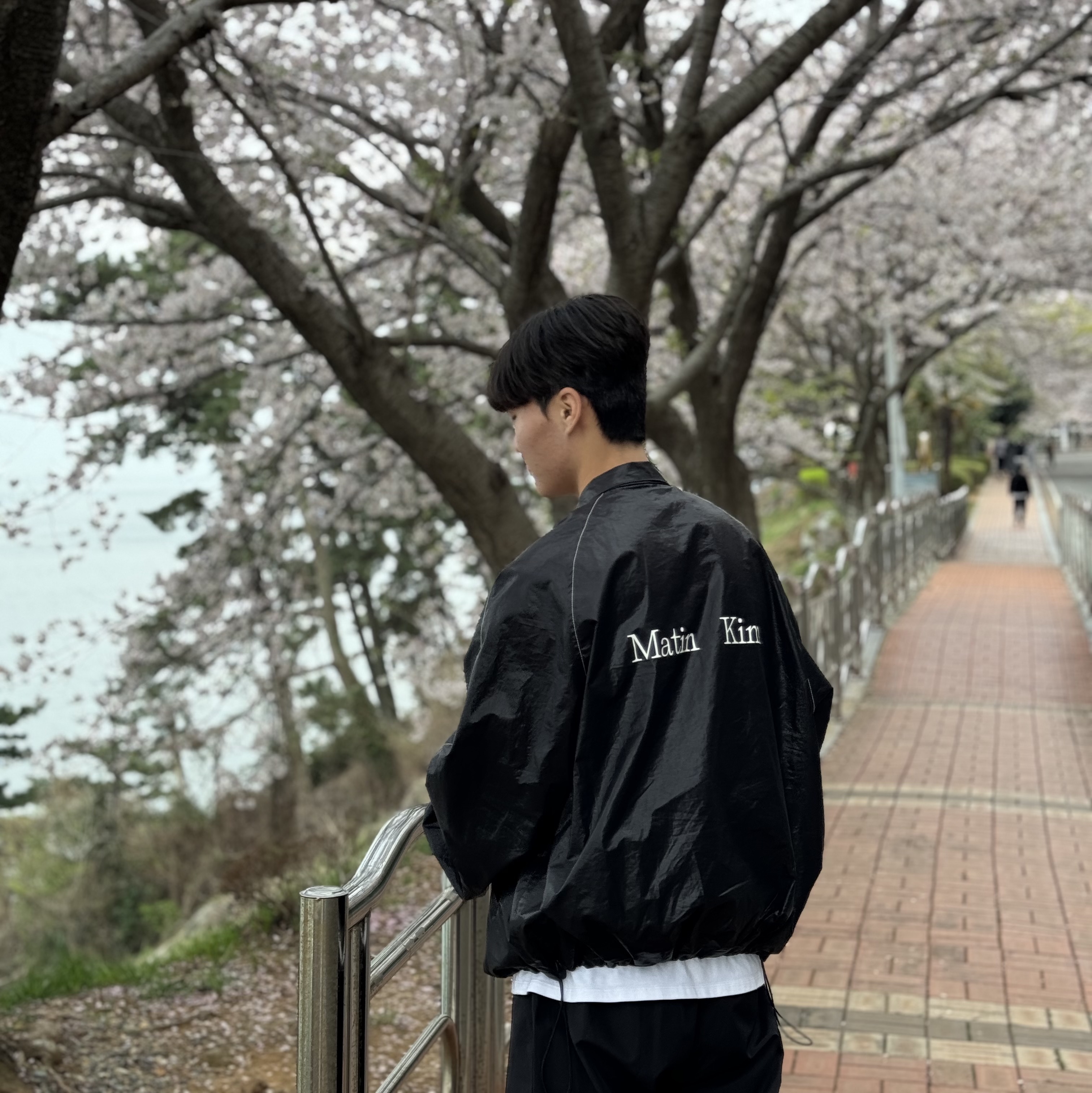 (W) Matin Kim Logo Coating Jumper Black 착용 스타일 - 1