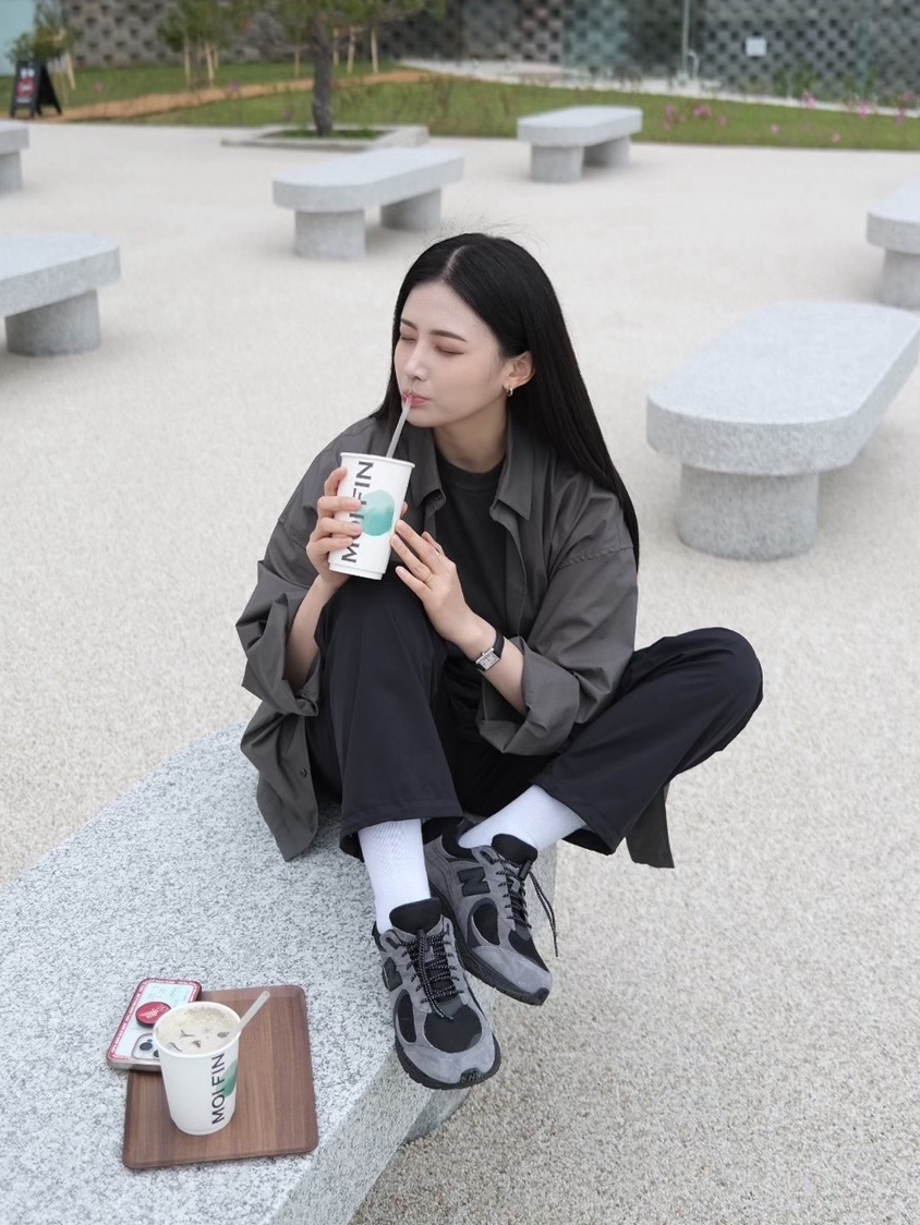 New Balance x JJJJound 2002R Gore-Tex Charcoal 착용 스타일 - 1