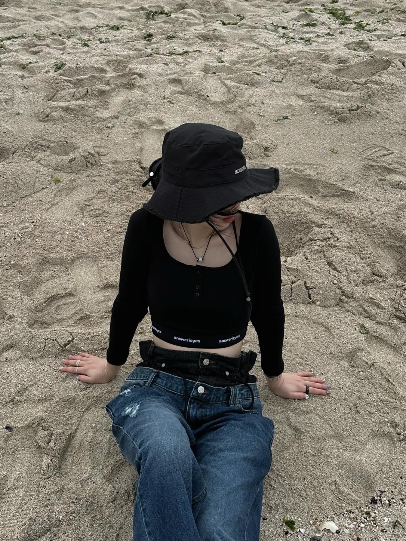 Jacquemus Le Bob Artichaut Bucket Hat Black 착용 스타일 - 4