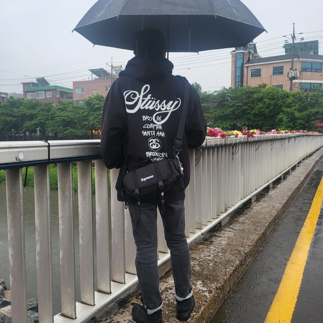 Supreme Mini Duffle Bag Black - 24SS, Stussy World Tour Hoodie Black 착용 스타일 - 1