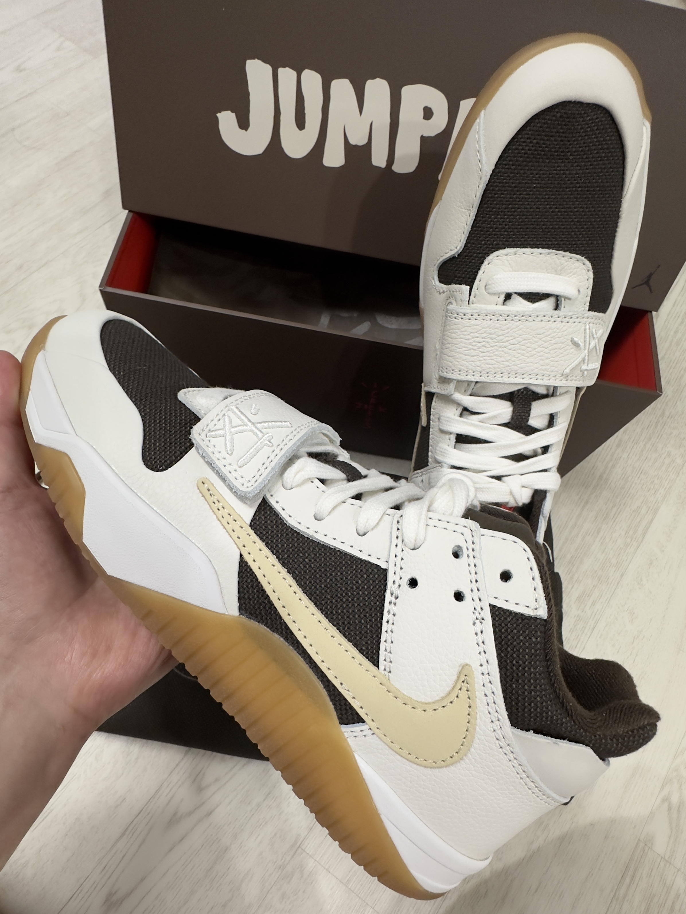 Jordan x Travis Scott Jumpman Jack TR Sail and Dark Mocha 착용 스타일 - 2
