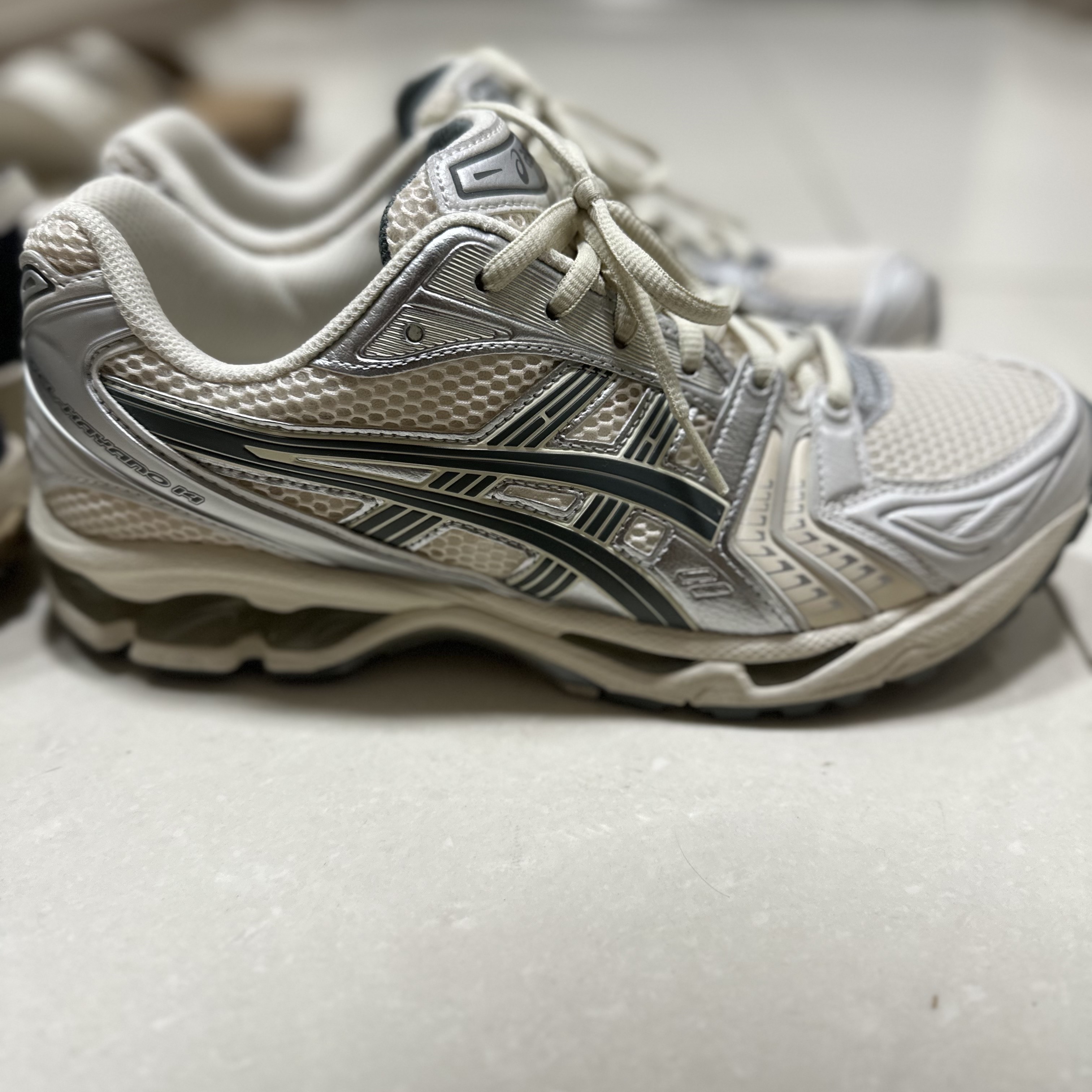 Asics Gel-Kayano 14 Birch Dark Pewter 착용 스타일