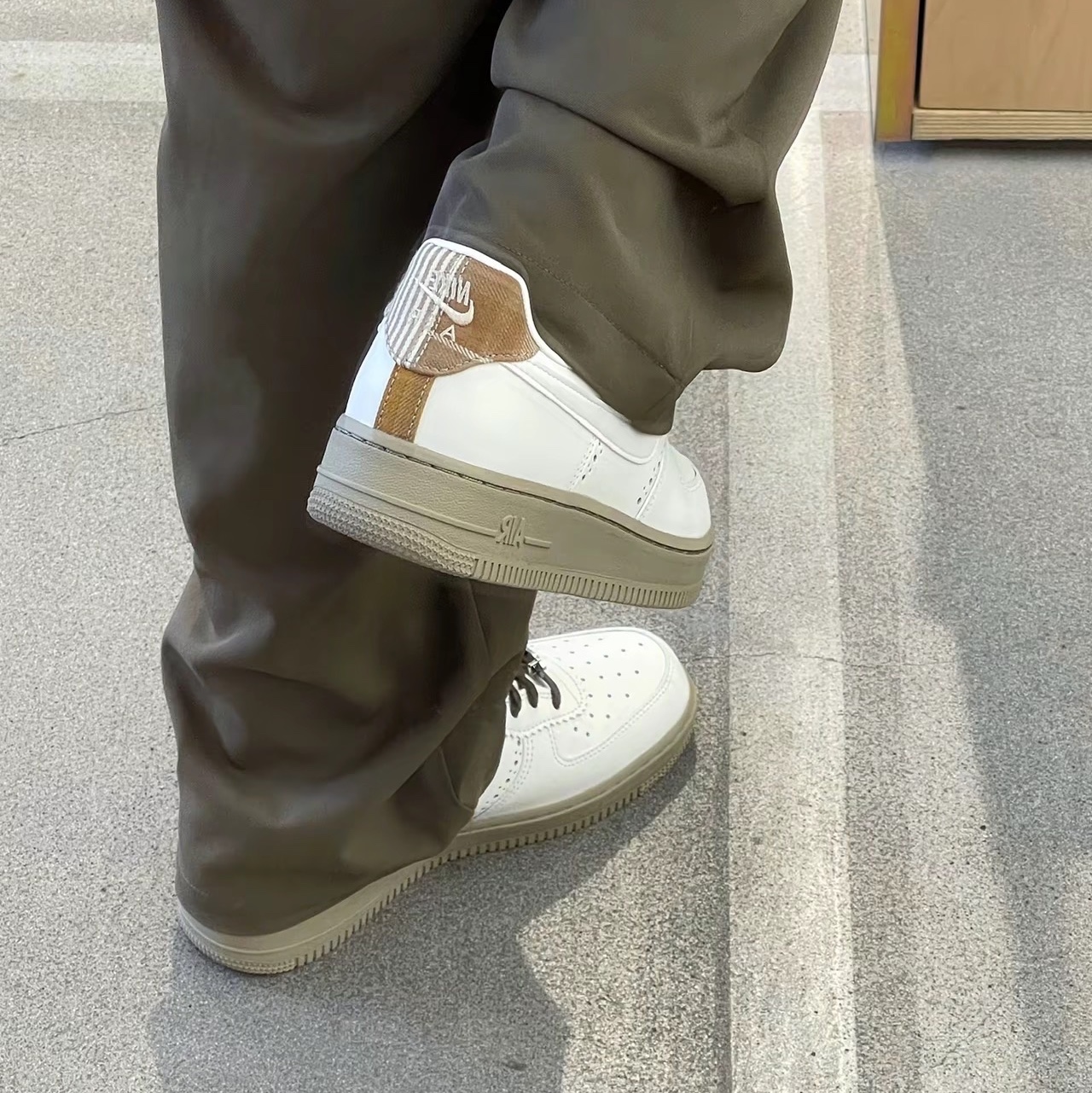 (W) Nike Air Force 1 Low '07 LX Sail Cacao Wow 착용 스타일 - 1