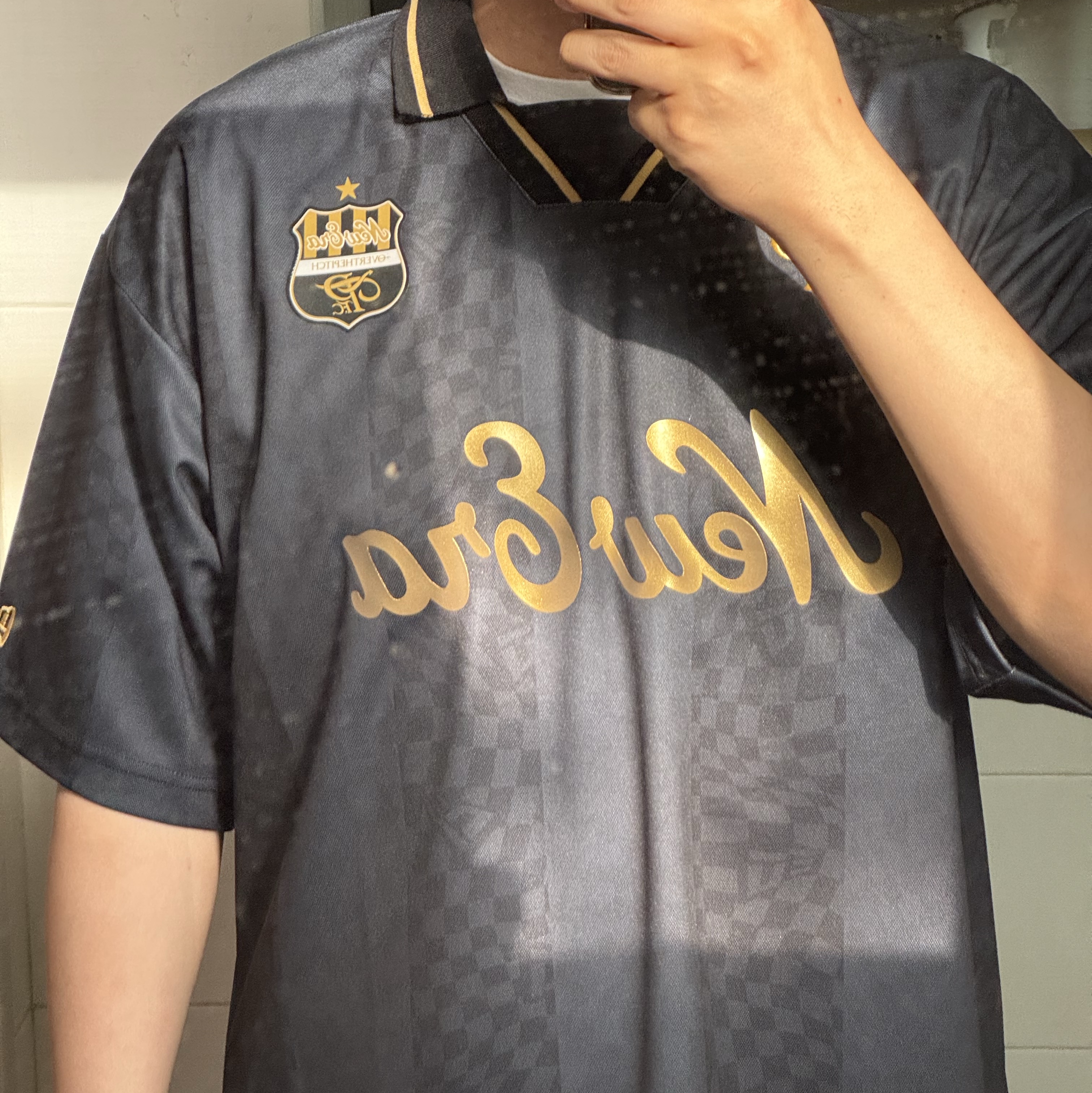 Over The Pitch x New Era Football Jersey Black 착용 스타일
