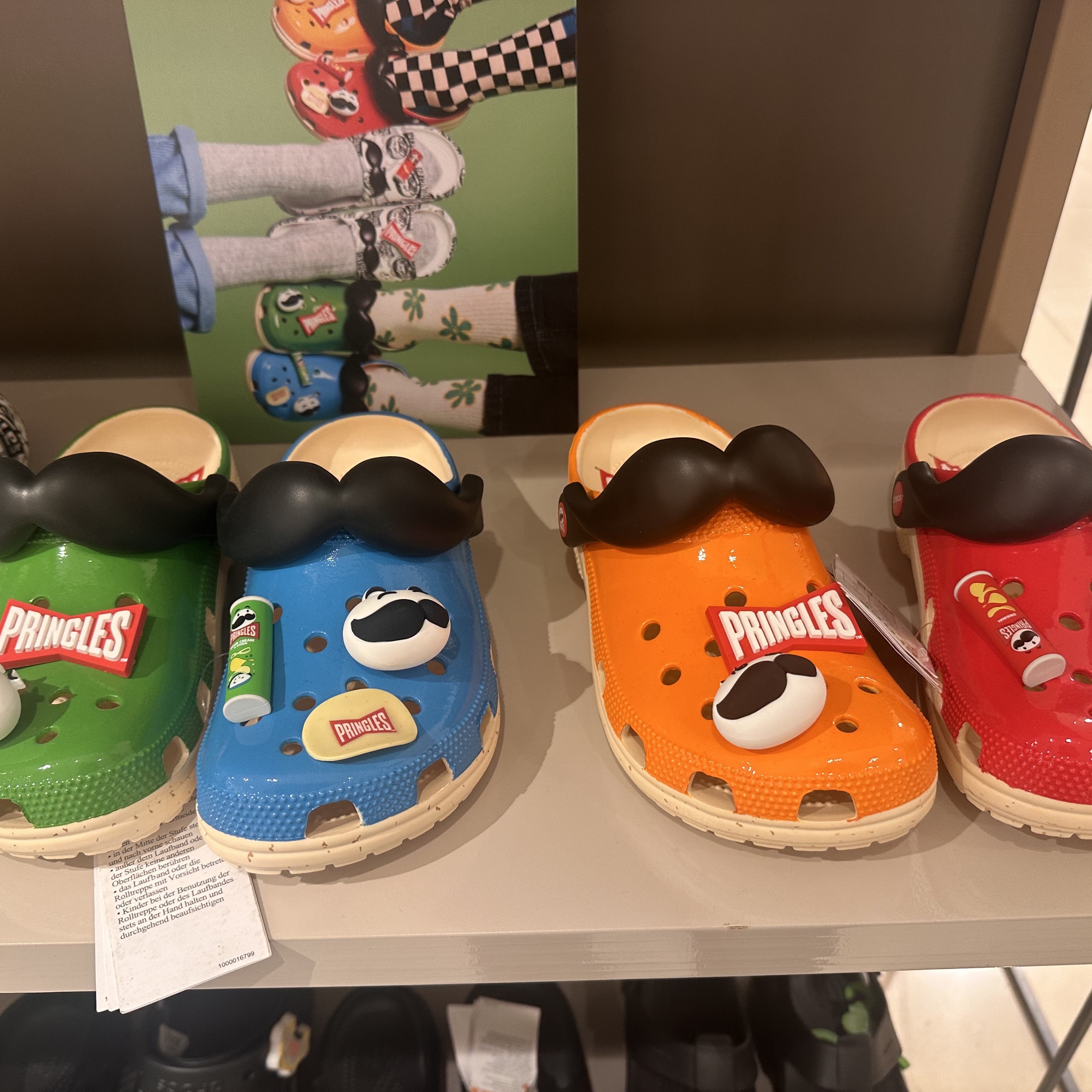 Crocs x Pringles Classic Clog Multi, Crocs x Pringles Classic Clog Red Orange 착용 스타일