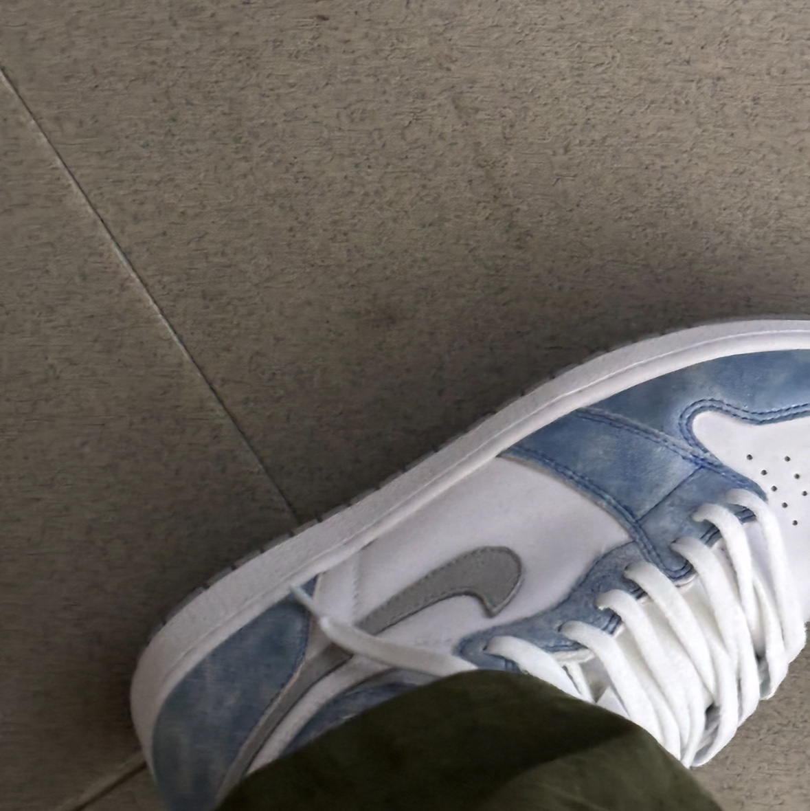 Jordan 1 Retro High OG Hyper Royal 착용 스타일