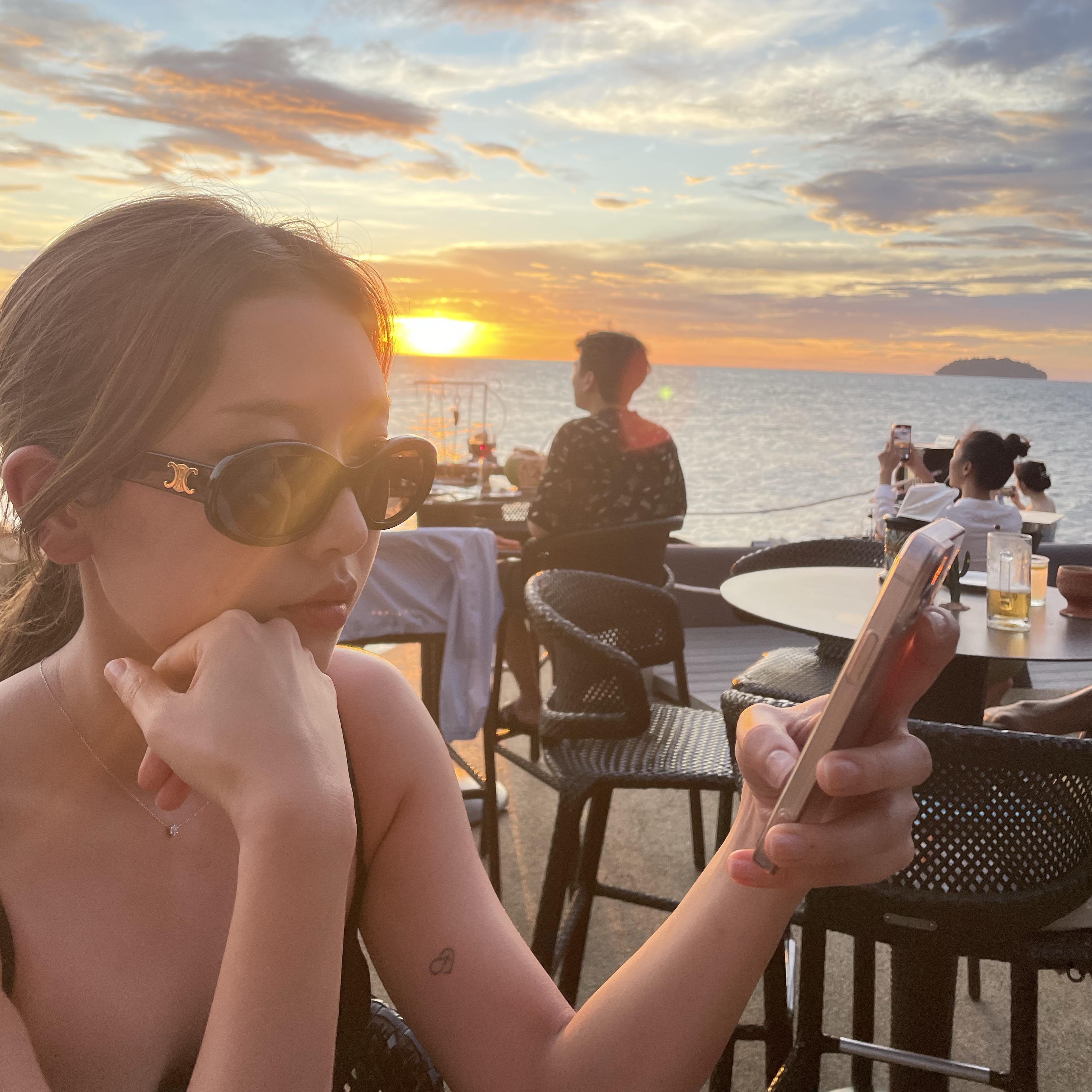 (W) Celine Triomphe 01 Sunglasses in Acetate Black 착용 스타일 - 1