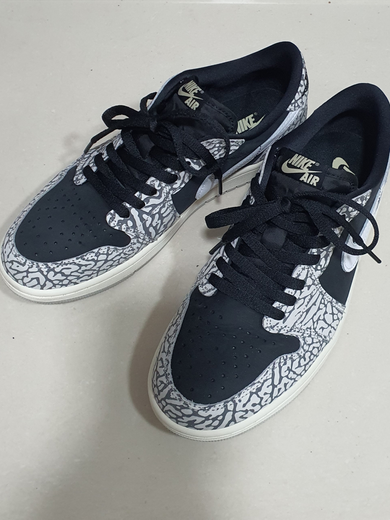 Nike x Stussy Increase The Peace T-Shirt - US/EU, Jordan 1 Retro Low OG Black Cement 착용 스타일 - 2