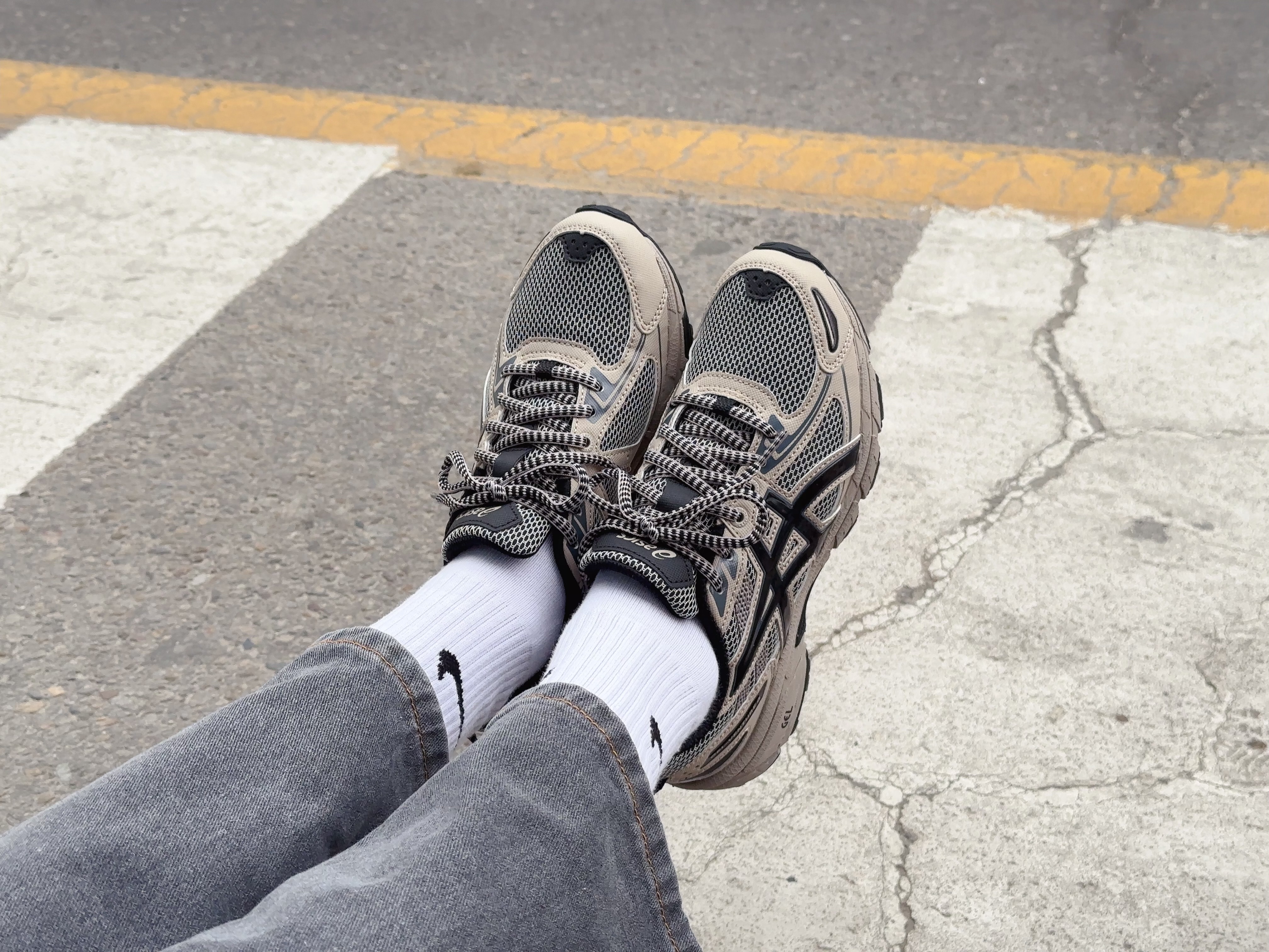 Asics Gel-Venture 6 Feather Grey Black 착용 스타일 - 2