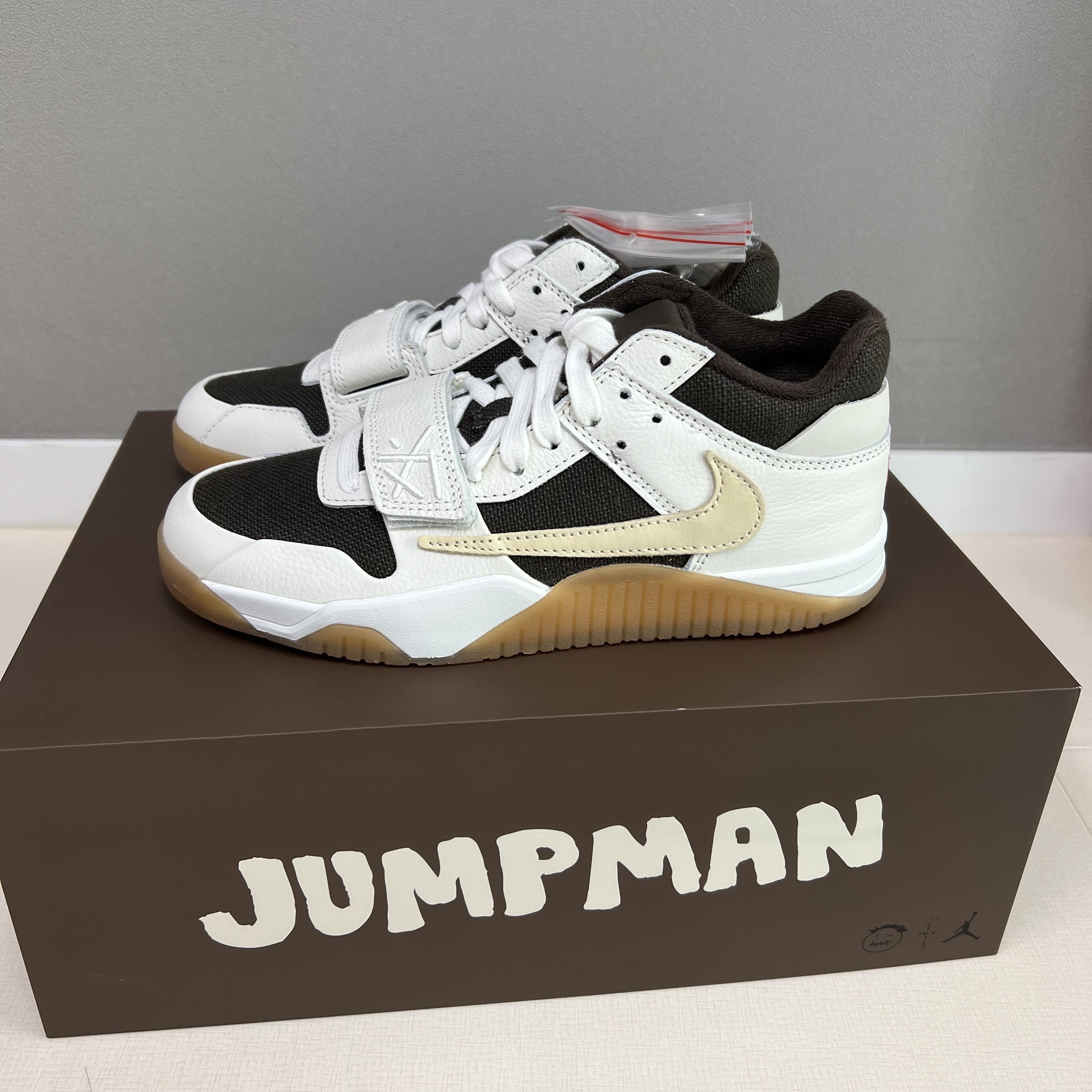 Jordan x Travis Scott Jumpman Jack TR Sail and Dark Mocha 착용 스타일 - 1