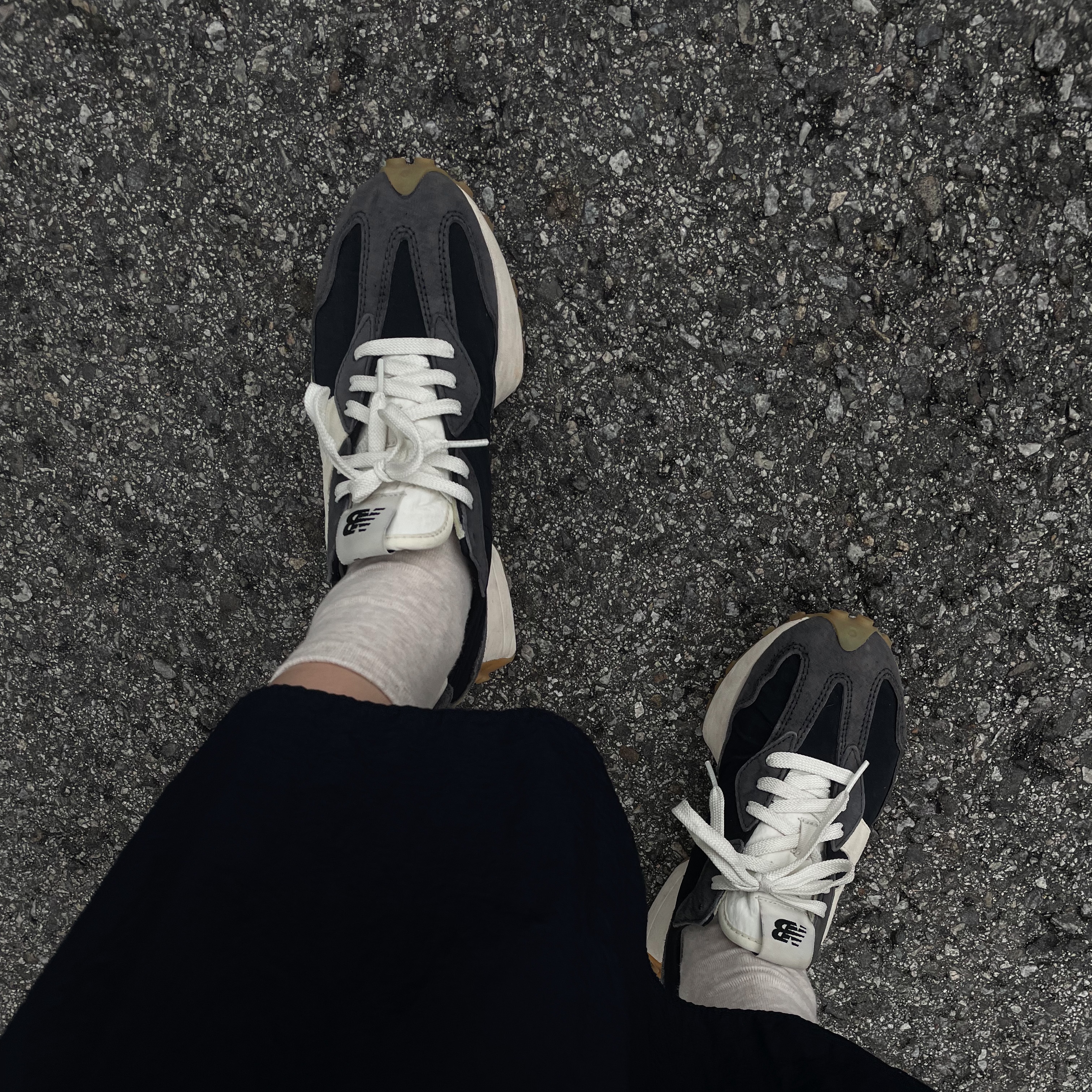 New Balance 327 Clean Vintage Black 착용 스타일