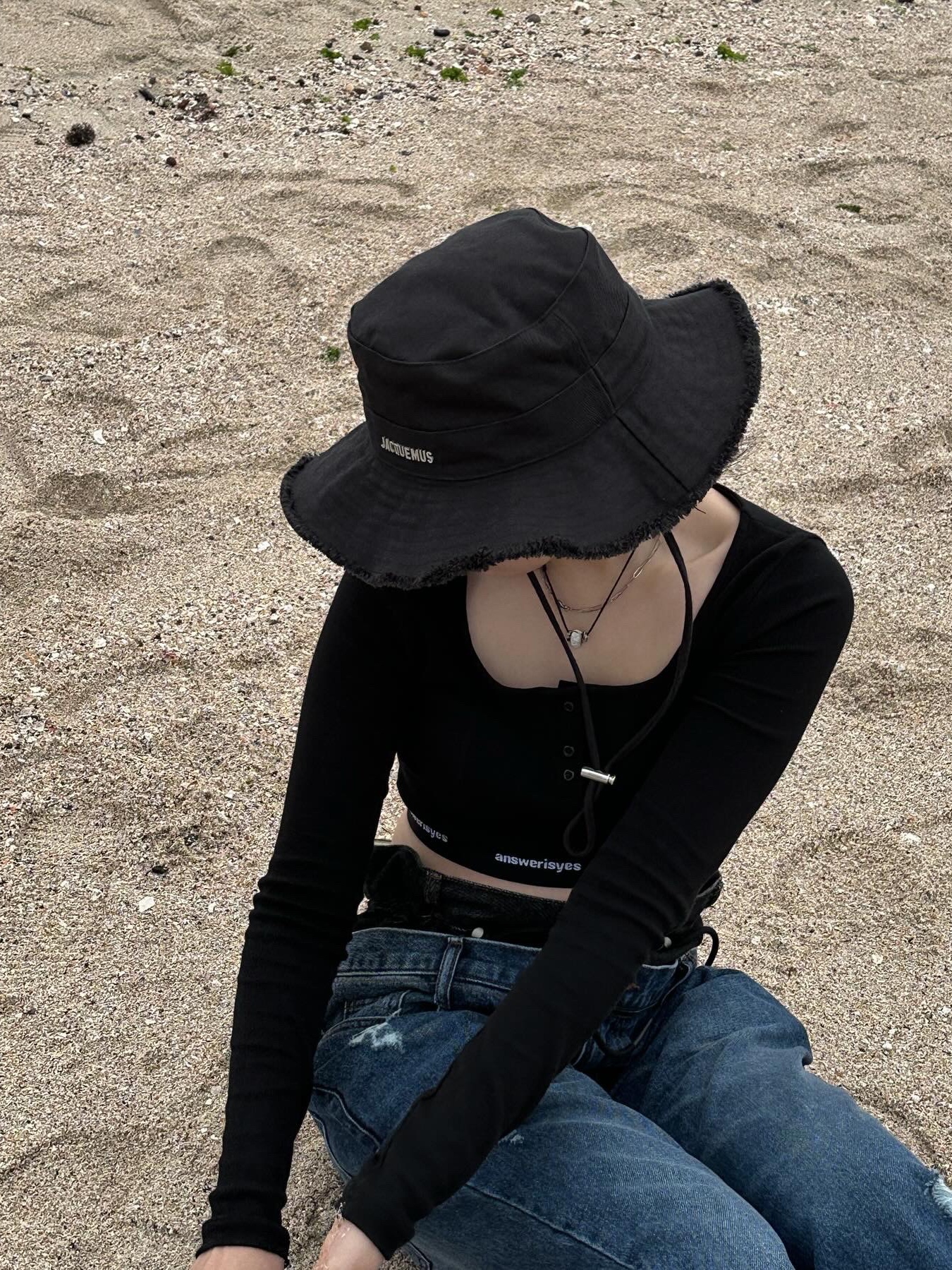 Jacquemus Le Bob Artichaut Bucket Hat Black 착용 스타일 - 2