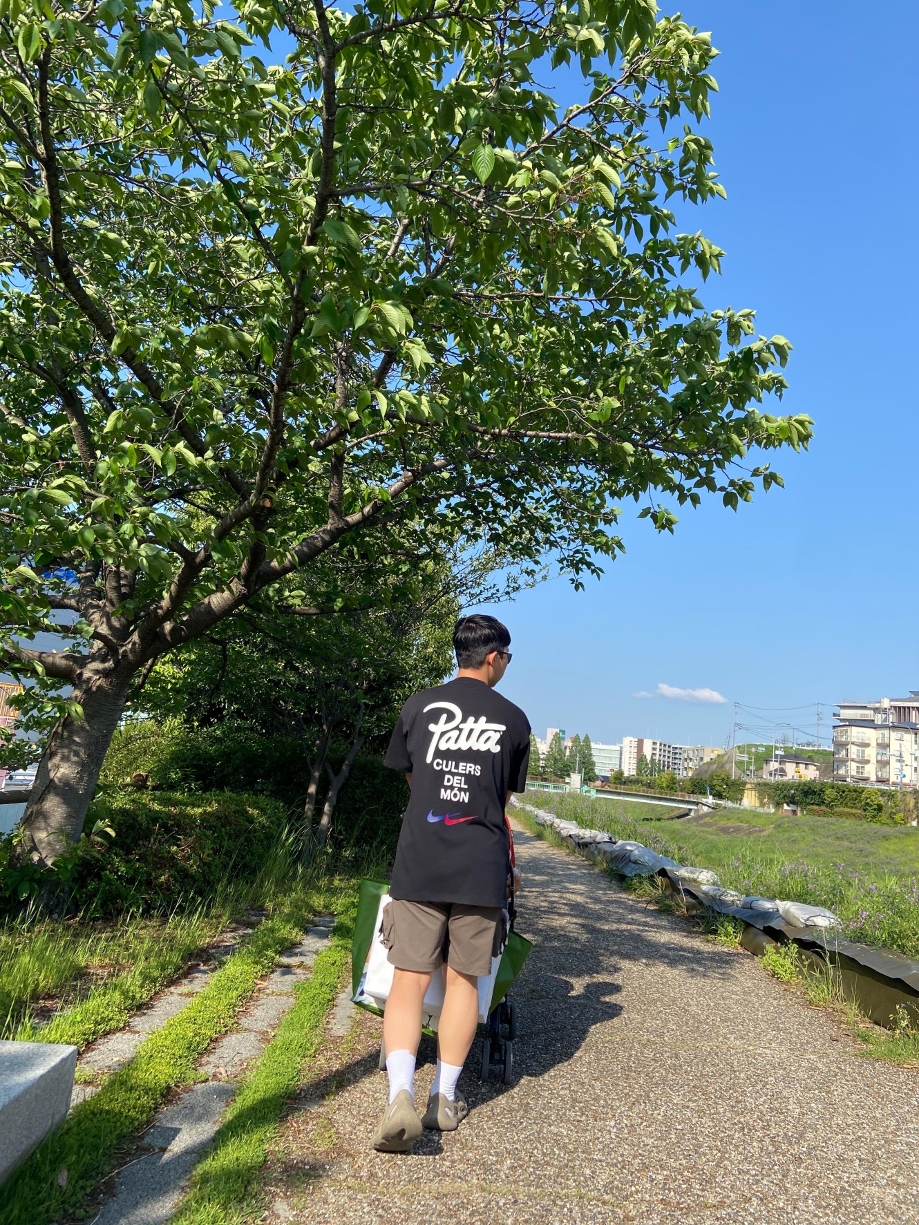 Nike x Patta x FC Barcelona Max90 T-Shirt Culers del Món (FJ4208-010), Nike ACG Cargo Shorts Ironstone - Asia 착용 스타일