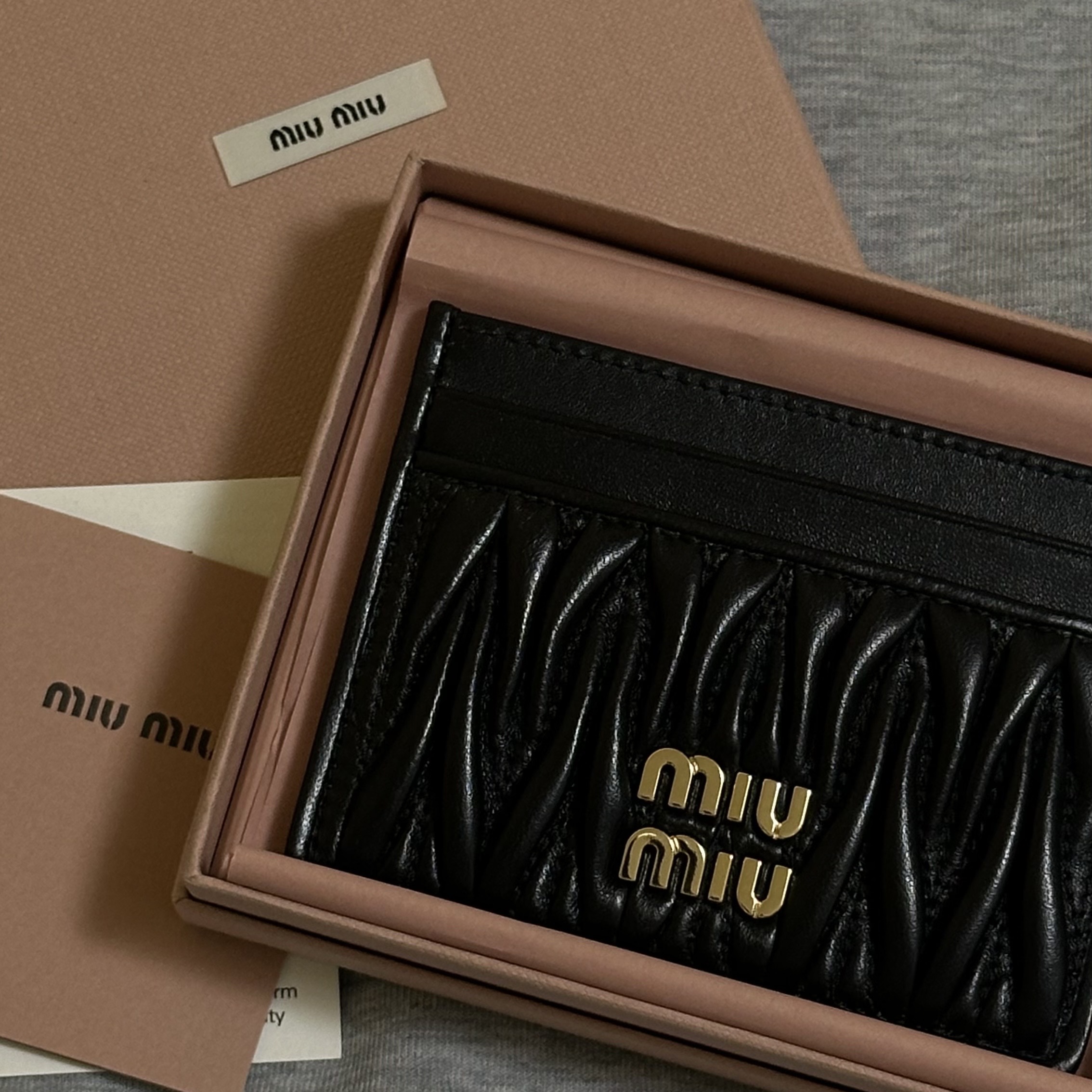 Miu Miu Matelasse Nappa Leather Card Holder Black 착용 스타일