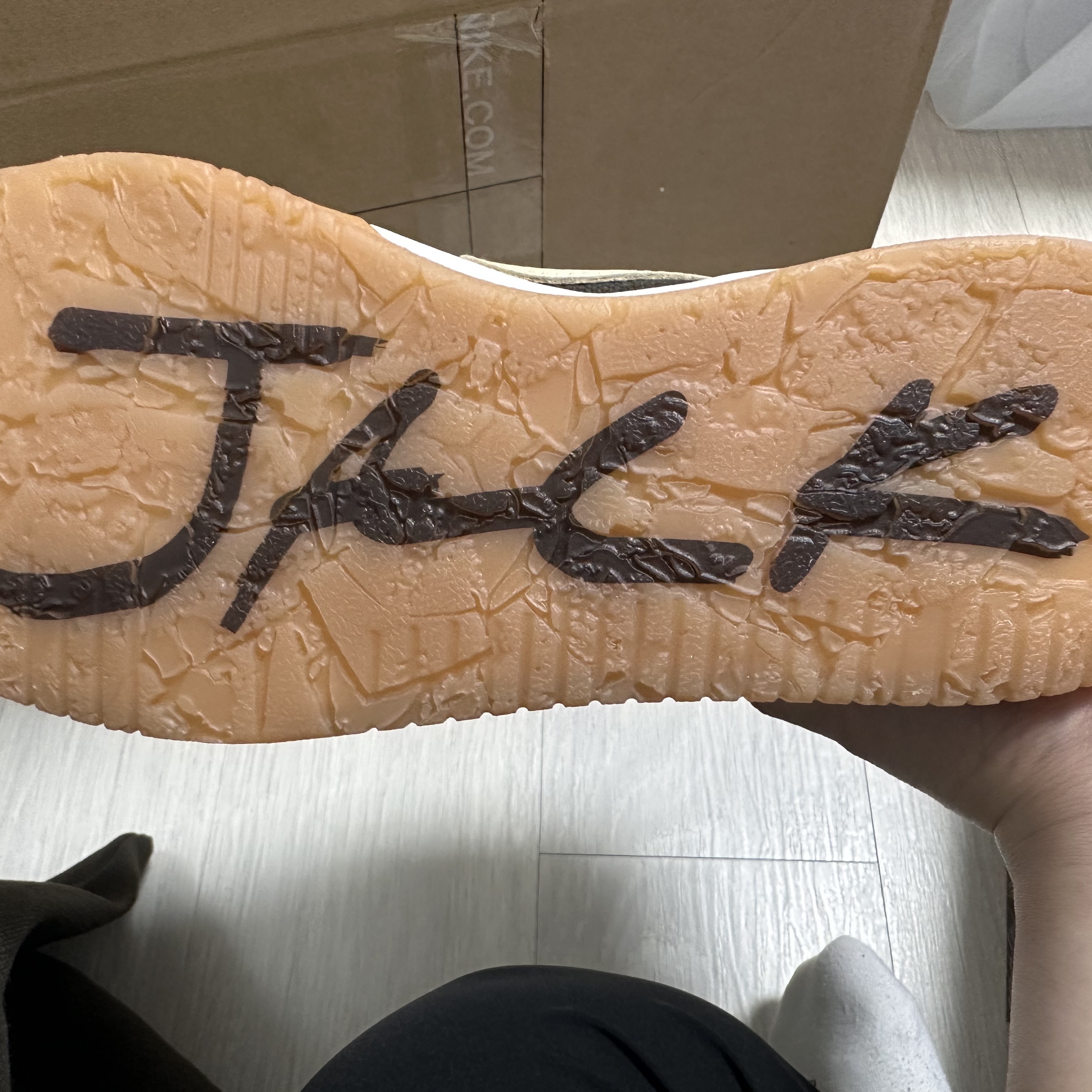 Jordan x Travis Scott Jumpman Jack TR Sail and Dark Mocha 착용 스타일 - 5