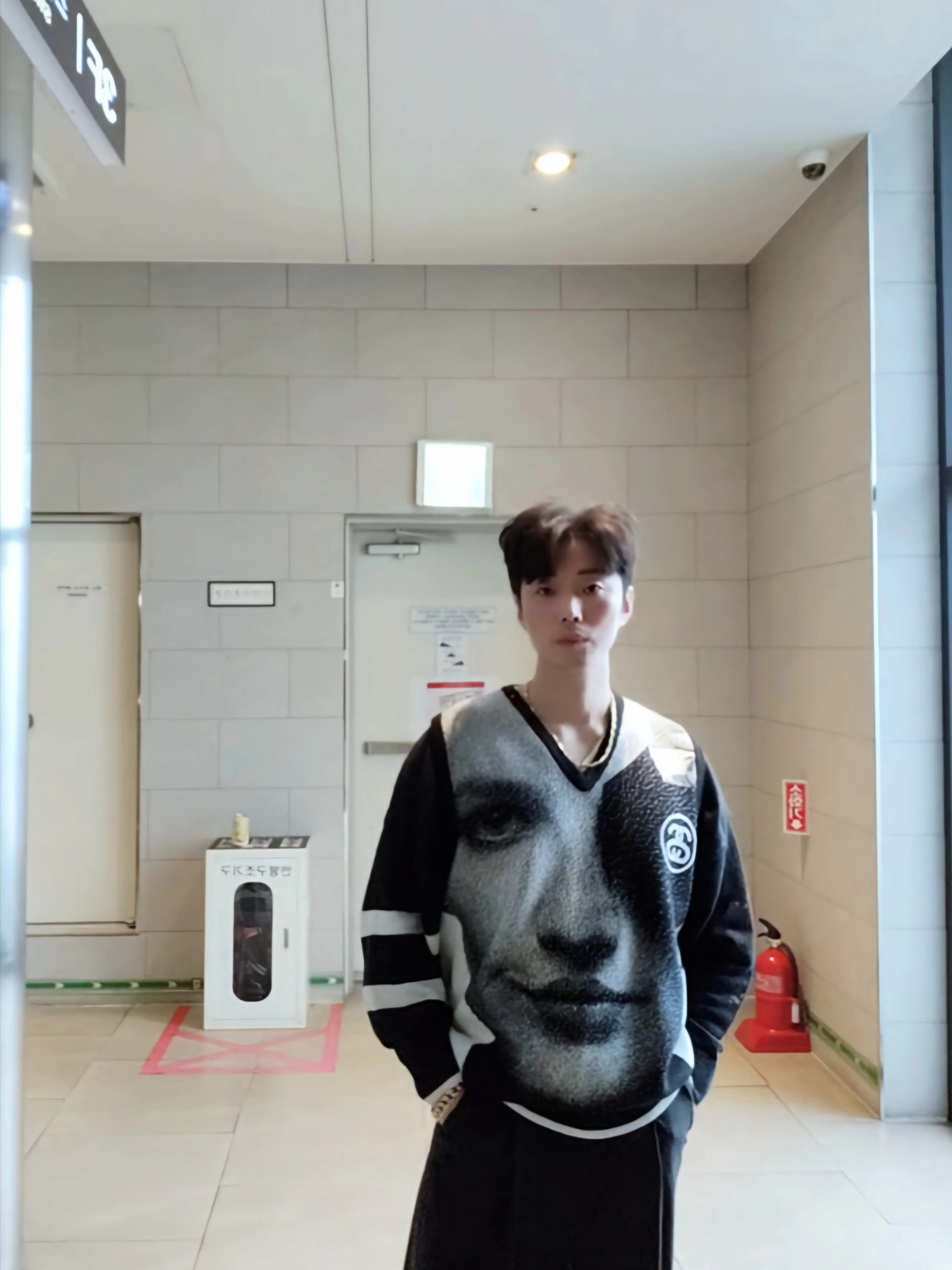 Stussy Photo Jacquard Vest Black, Zara x Ader Error Tapered Trousers Black 착용 스타일 - 2