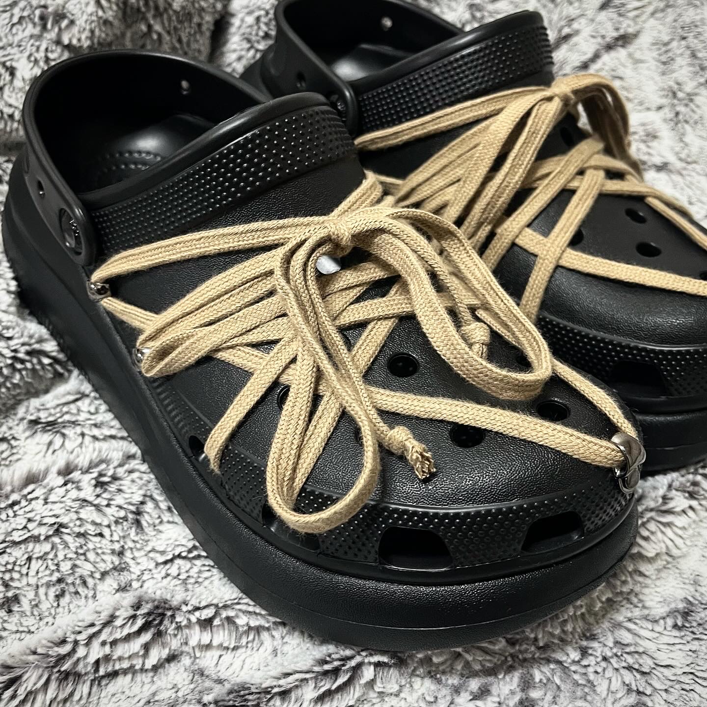 Crocs Classic Crush Clog Black 착용 스타일