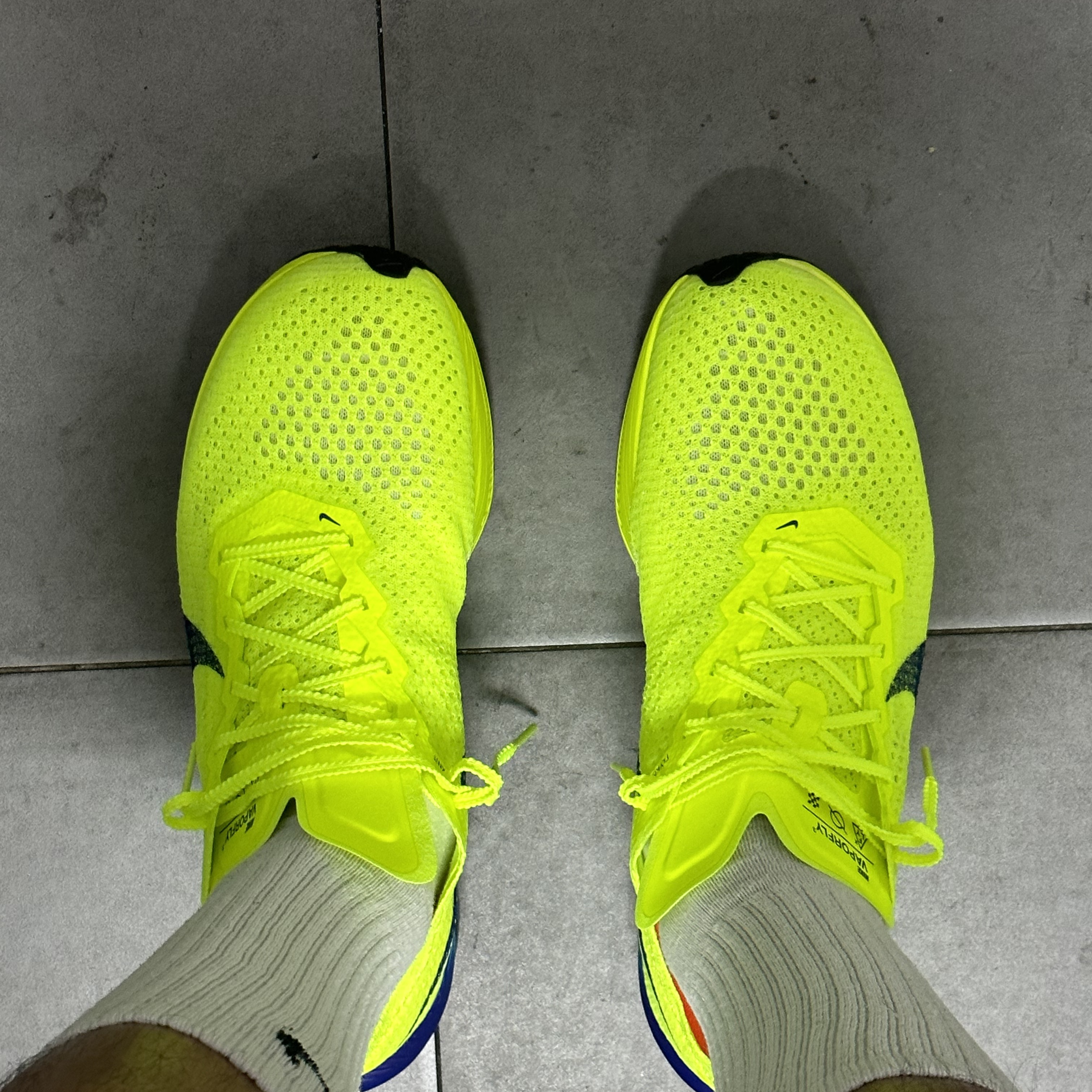 Nike ZoomX Vaporfly Next% 3 Volt Scream Green 착용 스타일 - 4