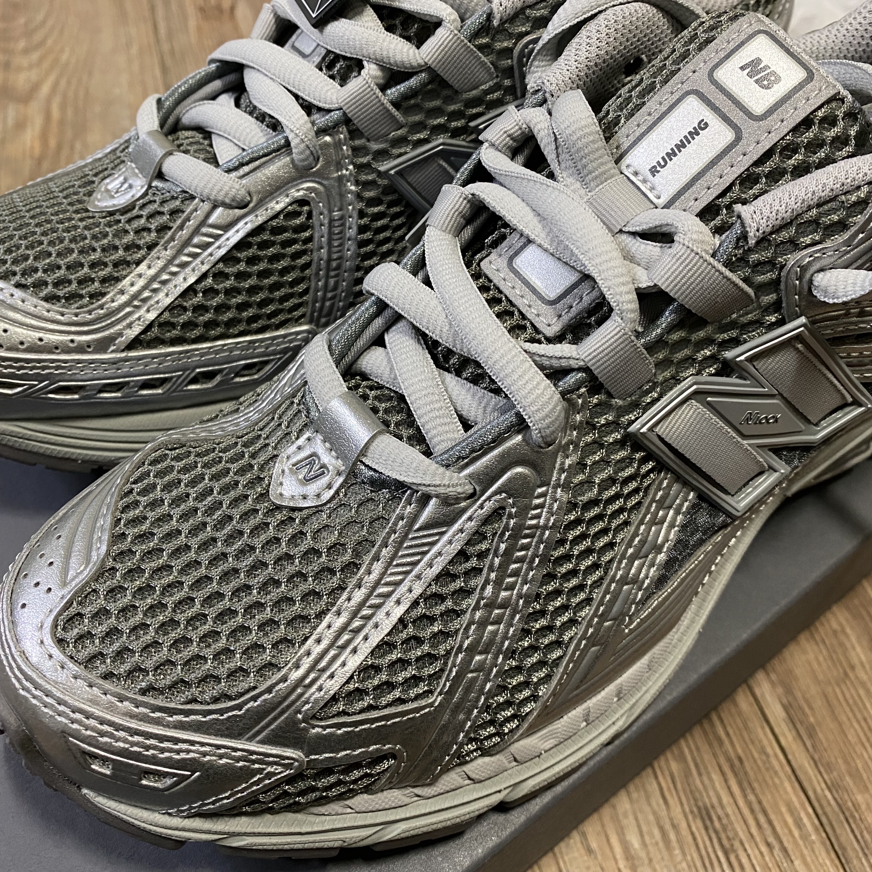 New Balance 1906R Harbor Grey Silver Metalic 착용 스타일 - 2