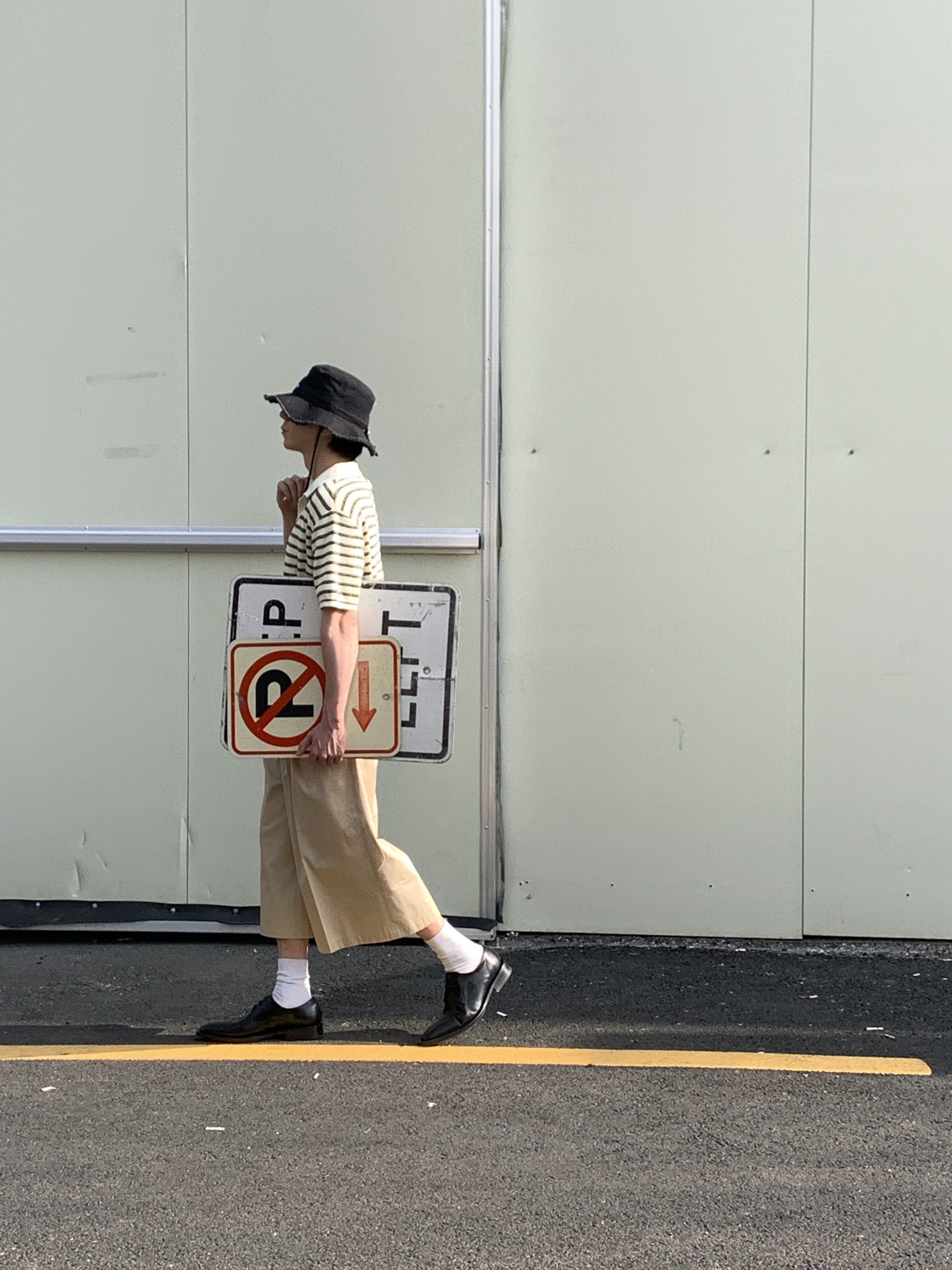 Jacquemus Le Bob Artichaut Bucket Hat Black, Our Legacy Double Tongue Belt Mahogany 착용 스타일 - 6