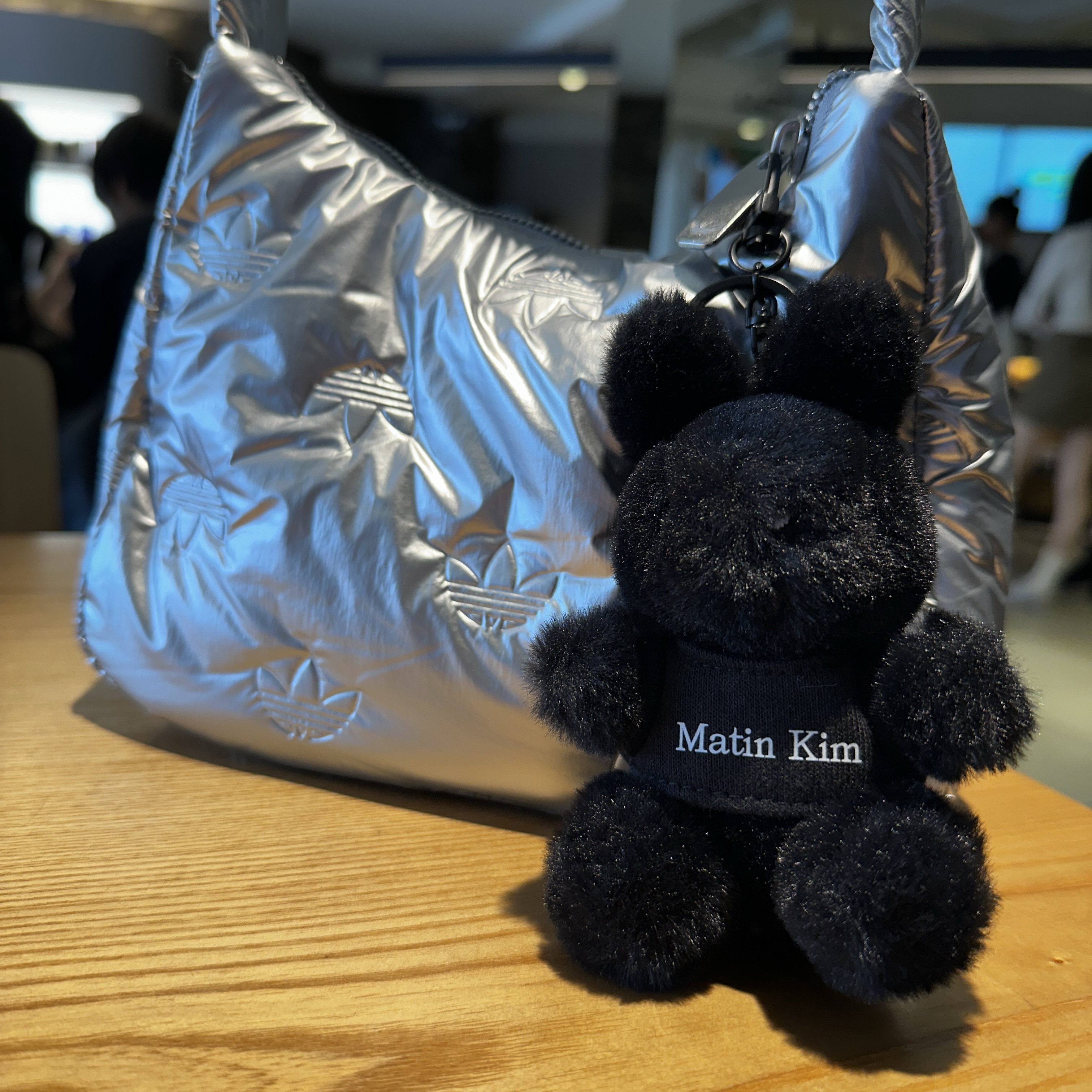 Matin Kim Black Bunny Toy Keyring Black, Adidas Puffy Satin Mini Shoulder Bag Silver Metallic 착용 스타일 - 2