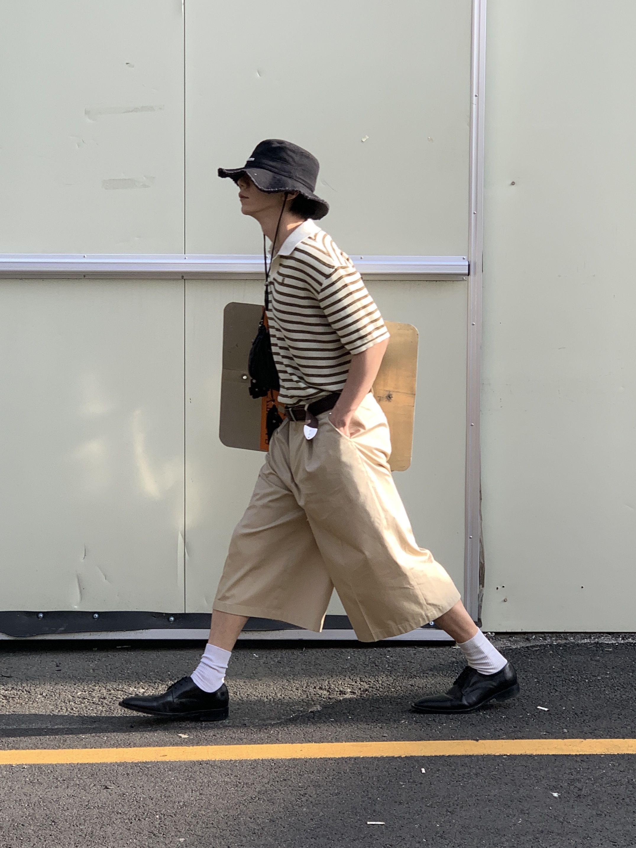 Jacquemus Le Bob Artichaut Bucket Hat Black, Our Legacy Double Tongue Belt Mahogany 착용 스타일 - 1