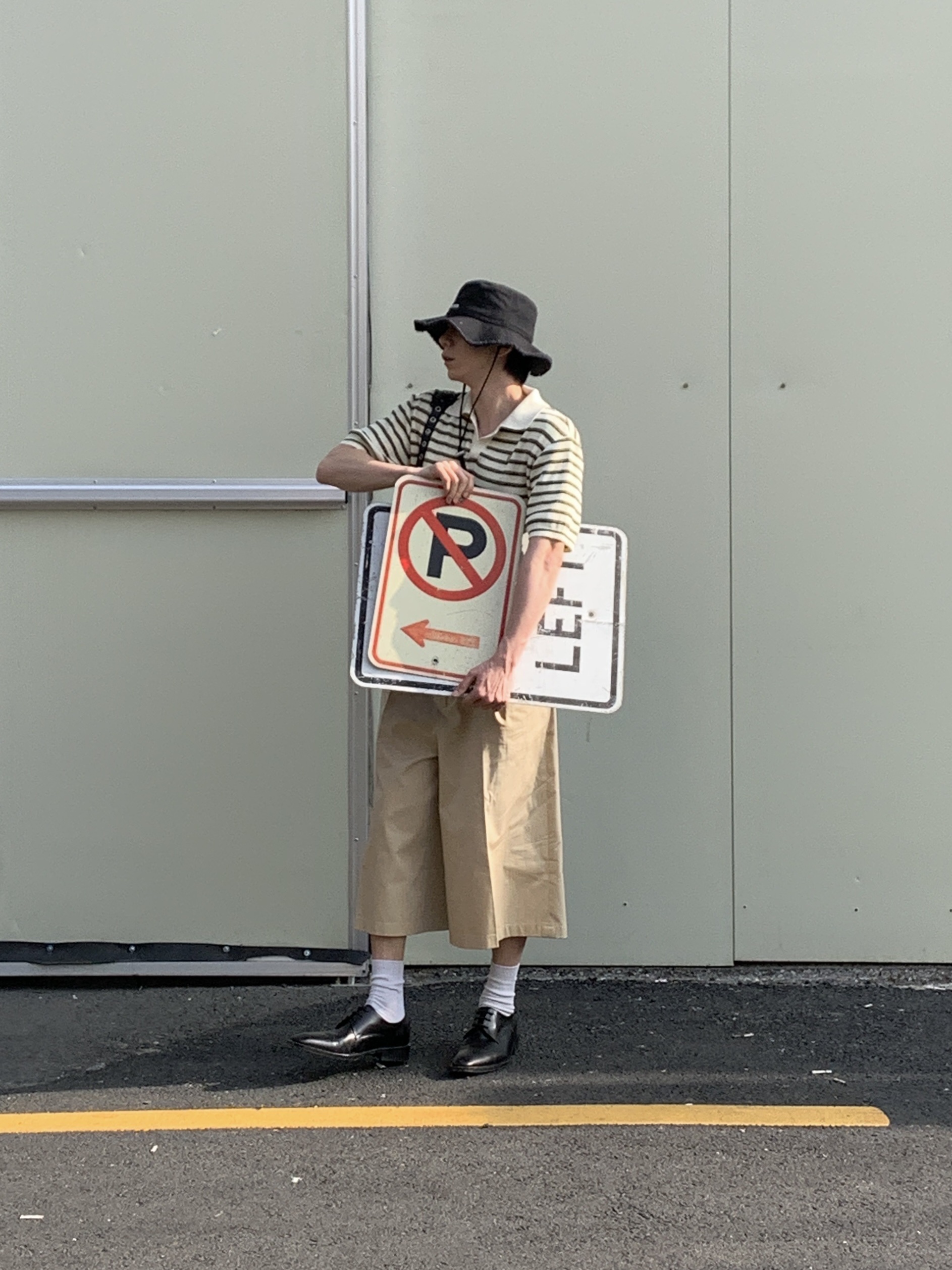 Jacquemus Le Bob Artichaut Bucket Hat Black, Our Legacy Double Tongue Belt Mahogany 착용 스타일 - 7