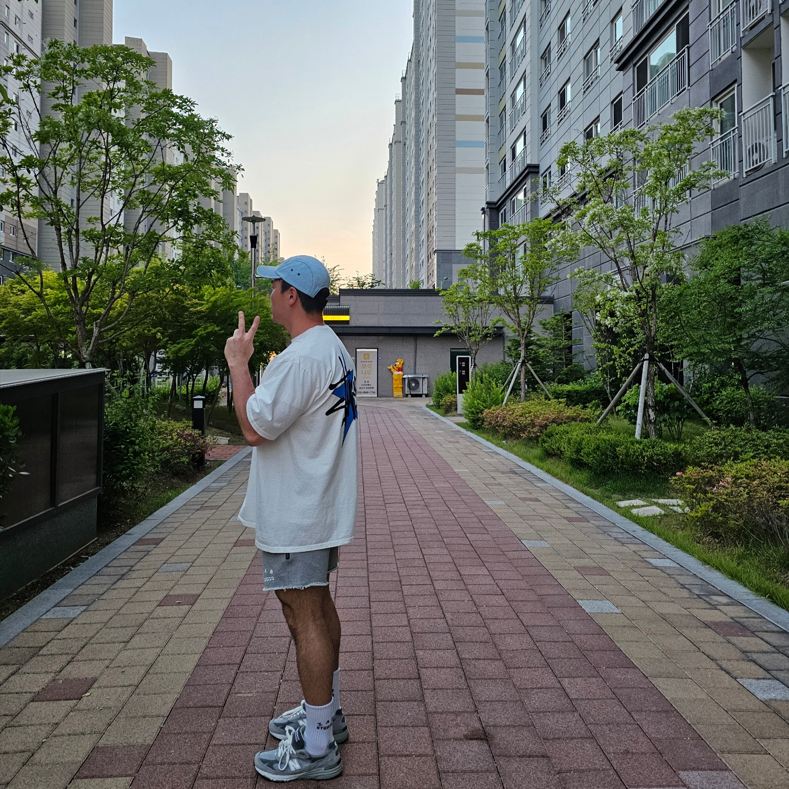Stussy Star Pigment Dyed T-Shirt Natural, IAB Studio Heavy Sweat Shorts Gray - 23FW 착용 스타일 - 1