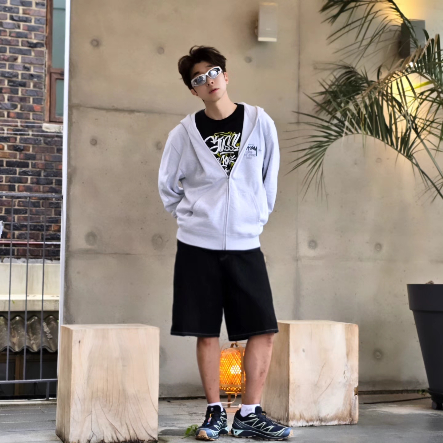 Stussy Stock DSM Ginza Zip Hoodie Ash Heather 2023, Stussy x Born X Raised Handstyles T-Shirt Black 착용 스타일 - 6