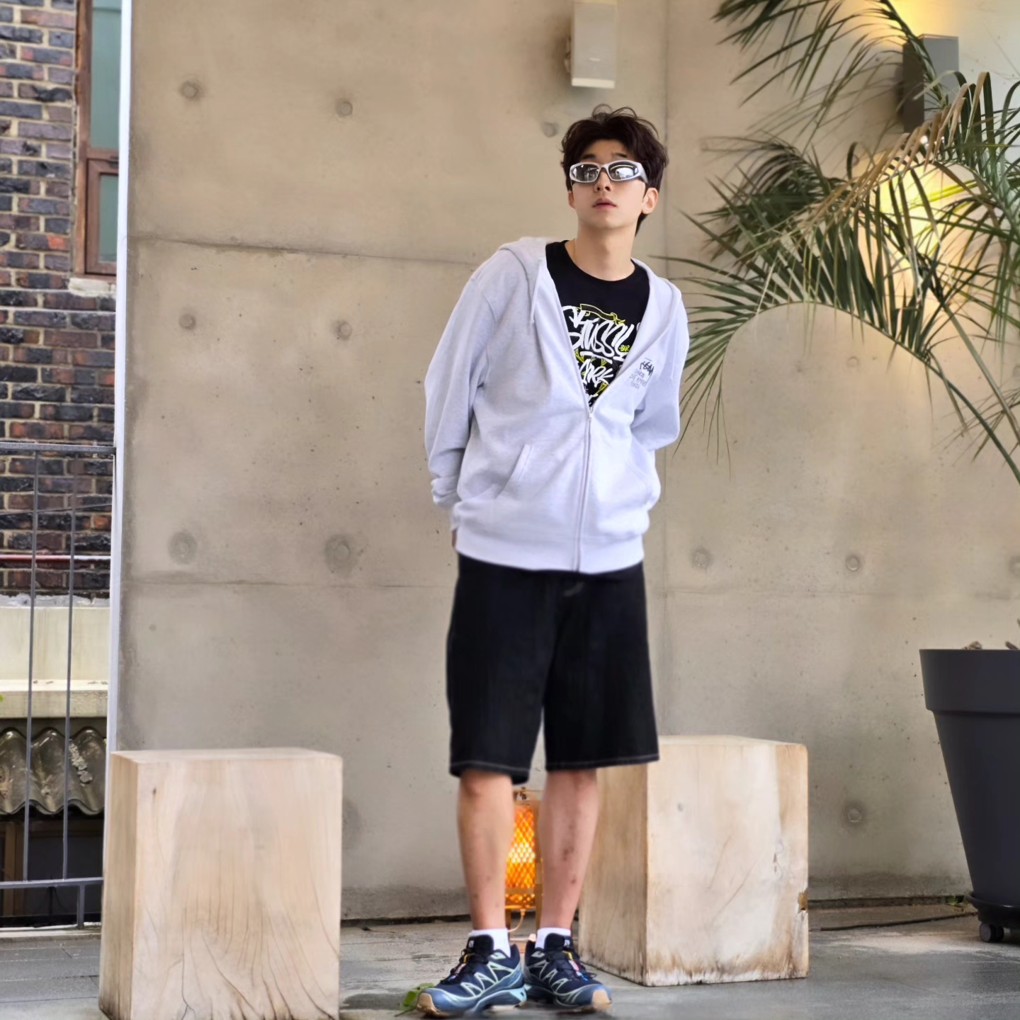 Stussy Stock DSM Ginza Zip Hoodie Ash Heather 2023, Stussy x Born X Raised Handstyles T-Shirt Black 착용 스타일 - 5
