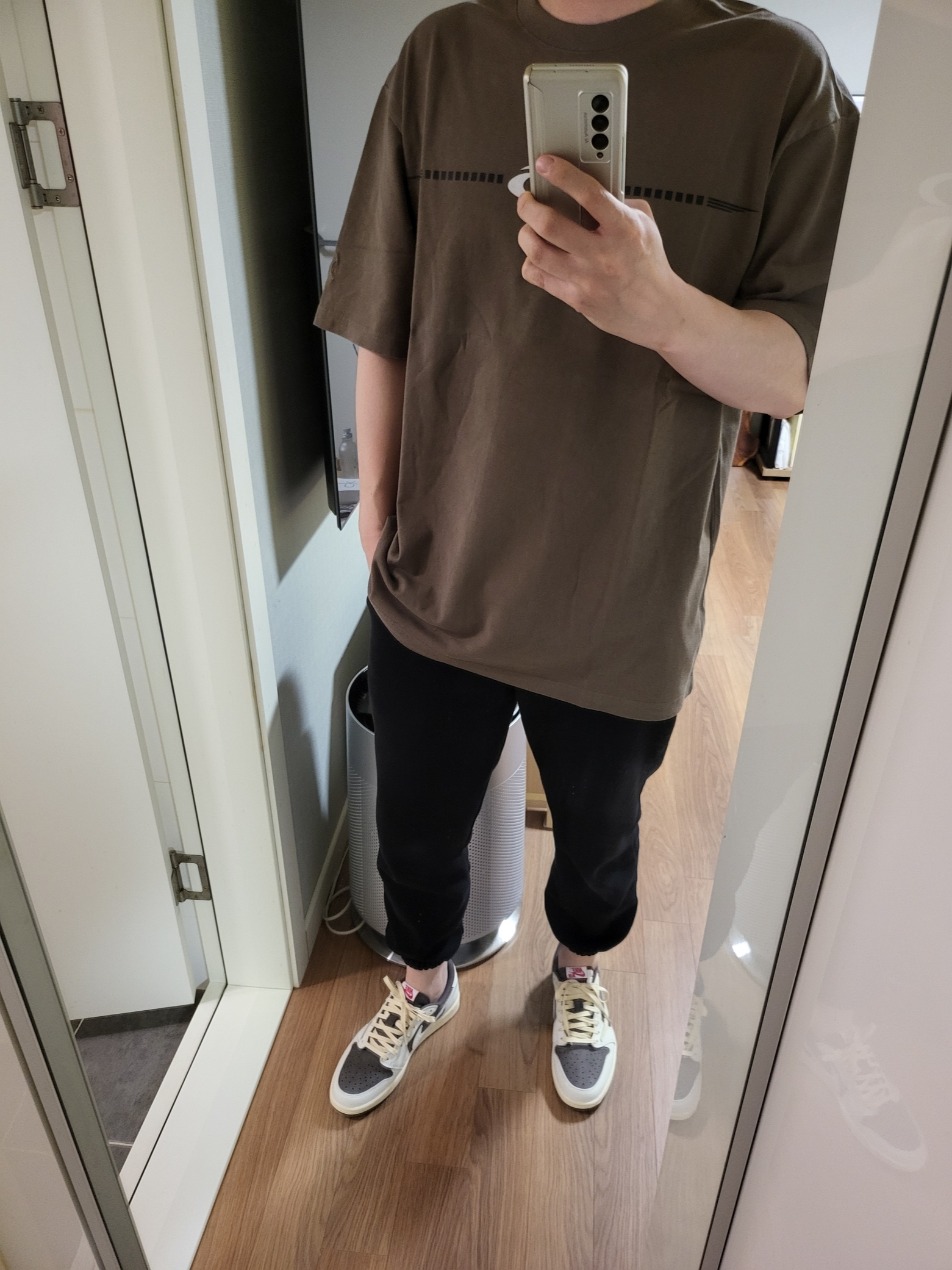 Jordan x Travis Scott T-Shirts Palomino (DZ5510-274) 착용 스타일 - 4