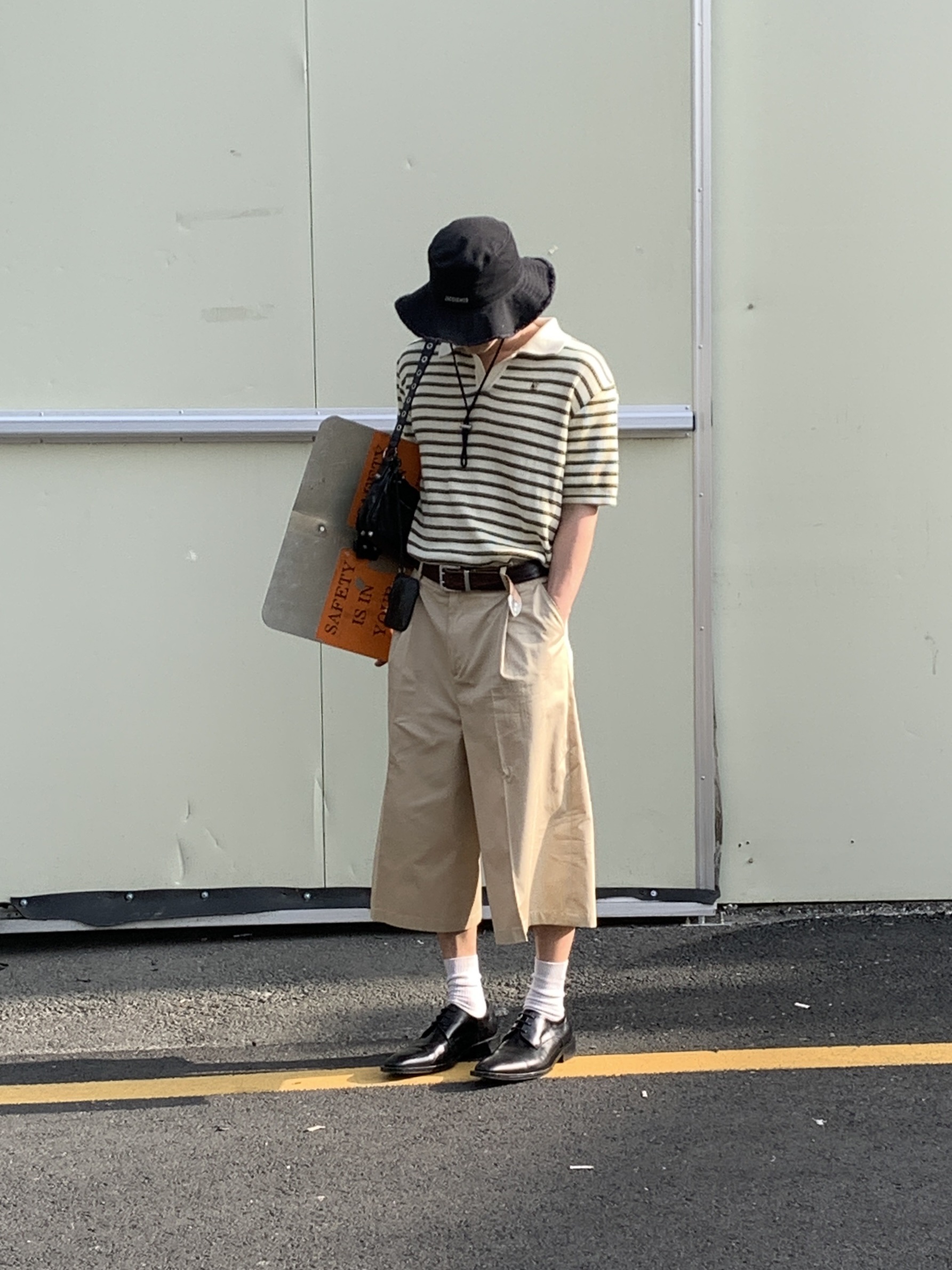 Jacquemus Le Bob Artichaut Bucket Hat Black, Our Legacy Double Tongue Belt Mahogany 착용 스타일 - 2