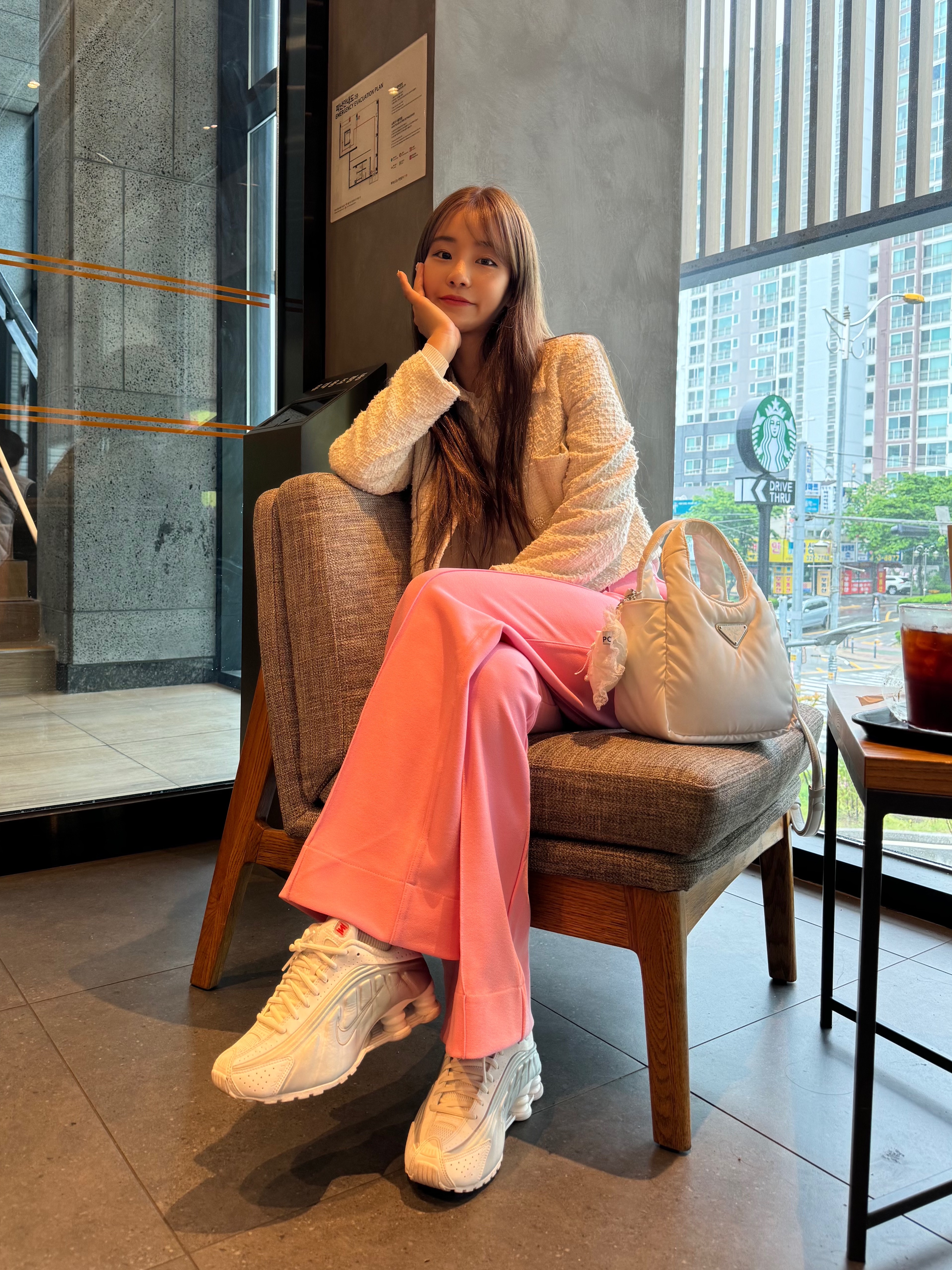(W) Nike Shox R4 White Metallic Silver, Prada Soft Padded Re-Nylon Mini Bag White 착용 스타일 - 1