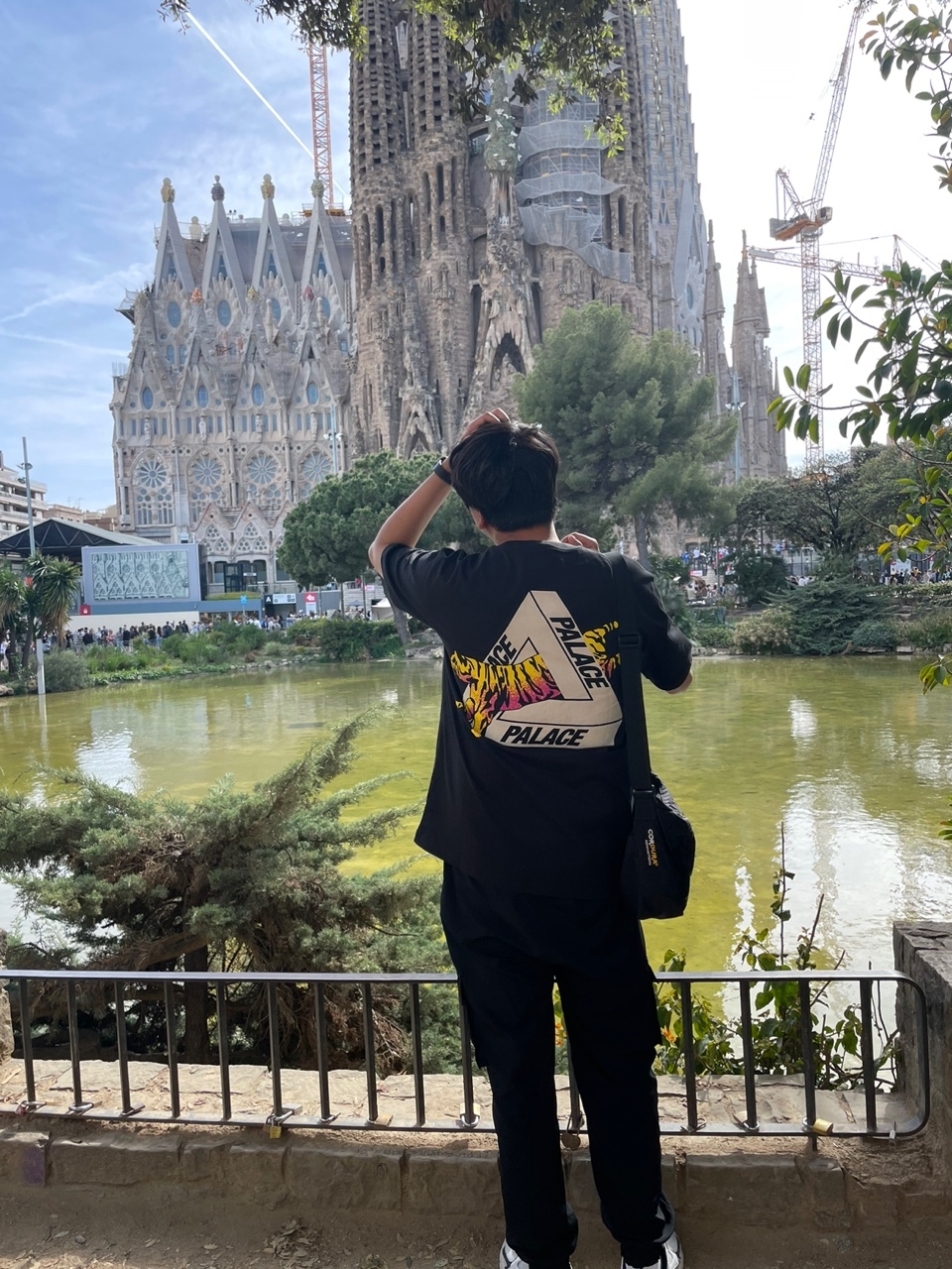 Palace Korea Tri-Ferg T-Shirt Black - 24SS, Supreme Small Messenger Bag Black - 22SS 착용 스타일