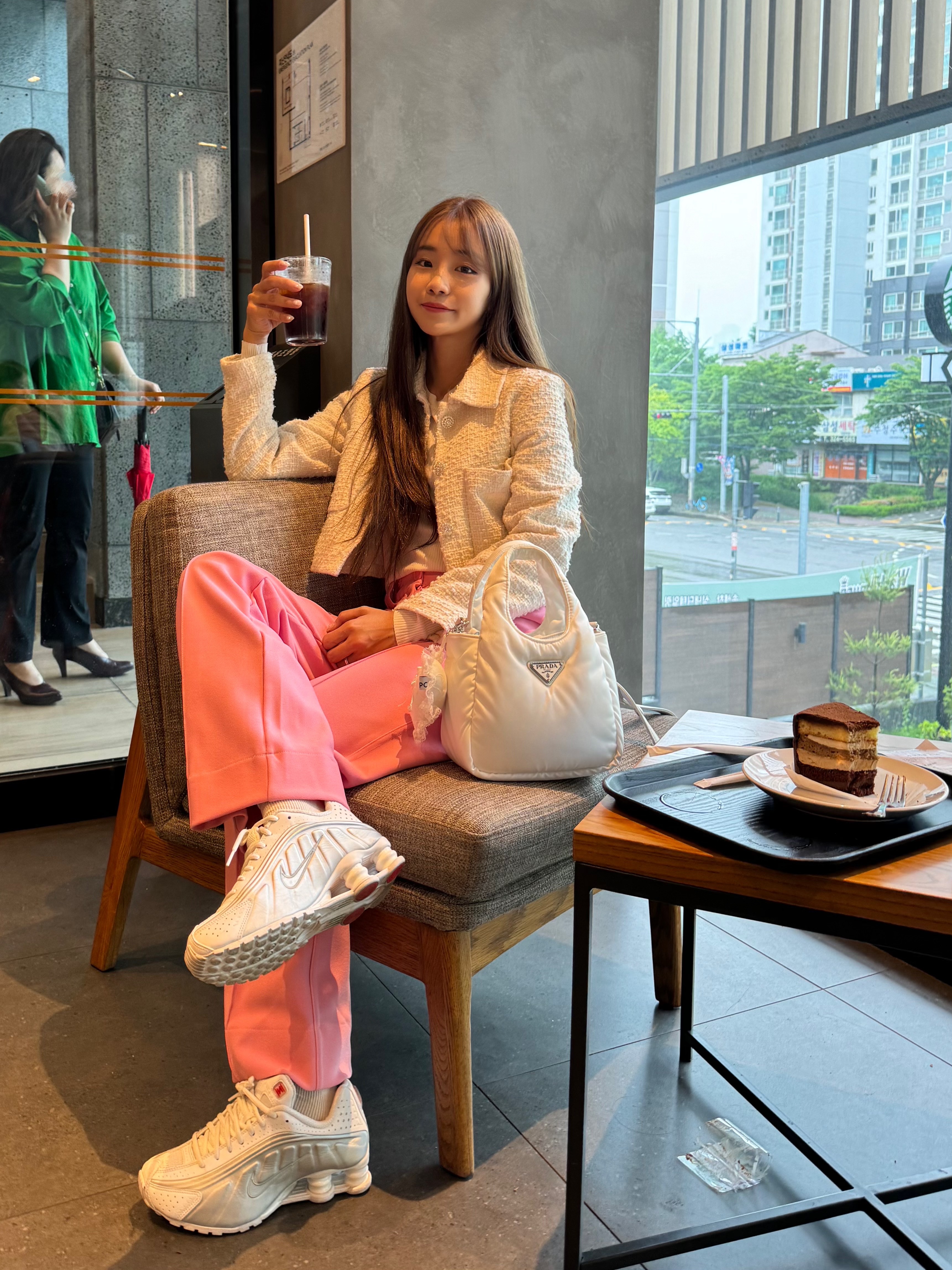 (W) Nike Shox R4 White Metallic Silver, Prada Soft Padded Re-Nylon Mini Bag White 착용 스타일 - 2