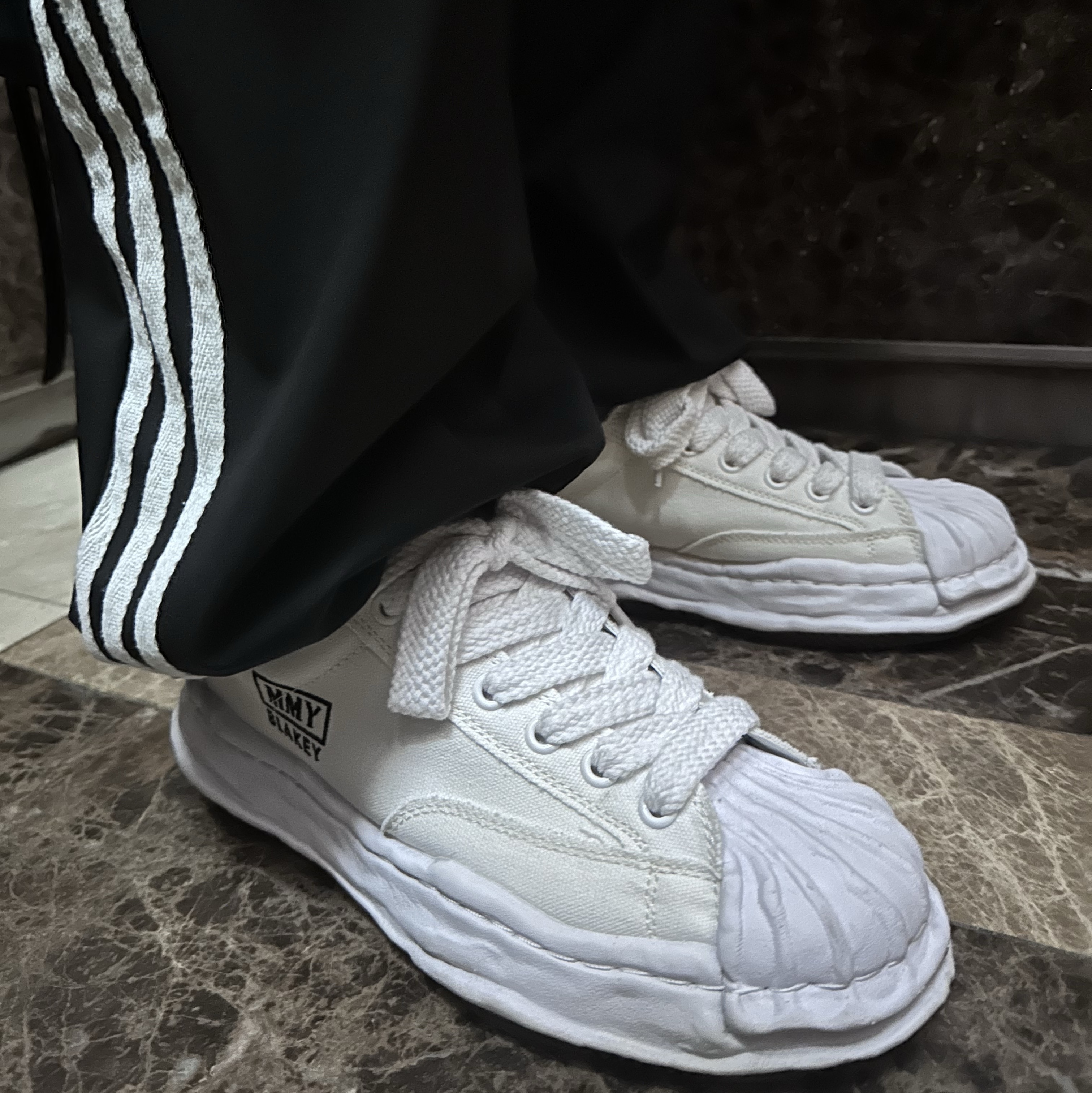 Maison Mihara Yasuhiro Blakey OG Sole Canvas Low-top Sneakers White, Stussy Stock Low Pro Cap Black 착용 스타일 - 5